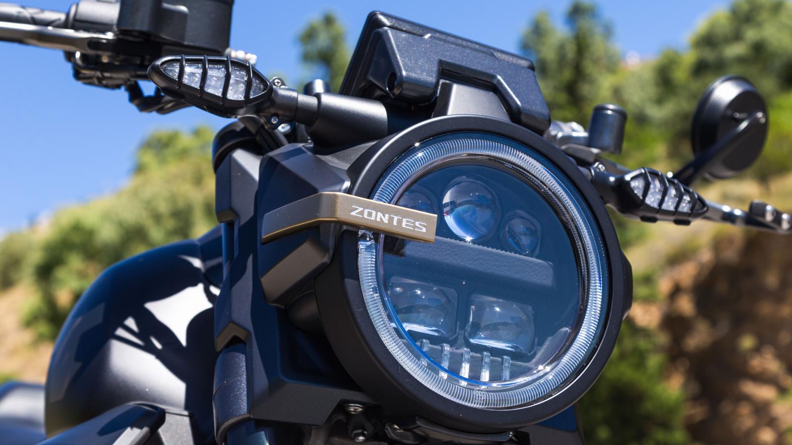 Η εμφάνιση του εμπρόσθιου LED φωτιστικού είναι… όλα τα λεφτά! Πολύ ιδιάζουσα λεπτομέρεια, το “ταμπελάκι” της μάρκας, γεύση από…