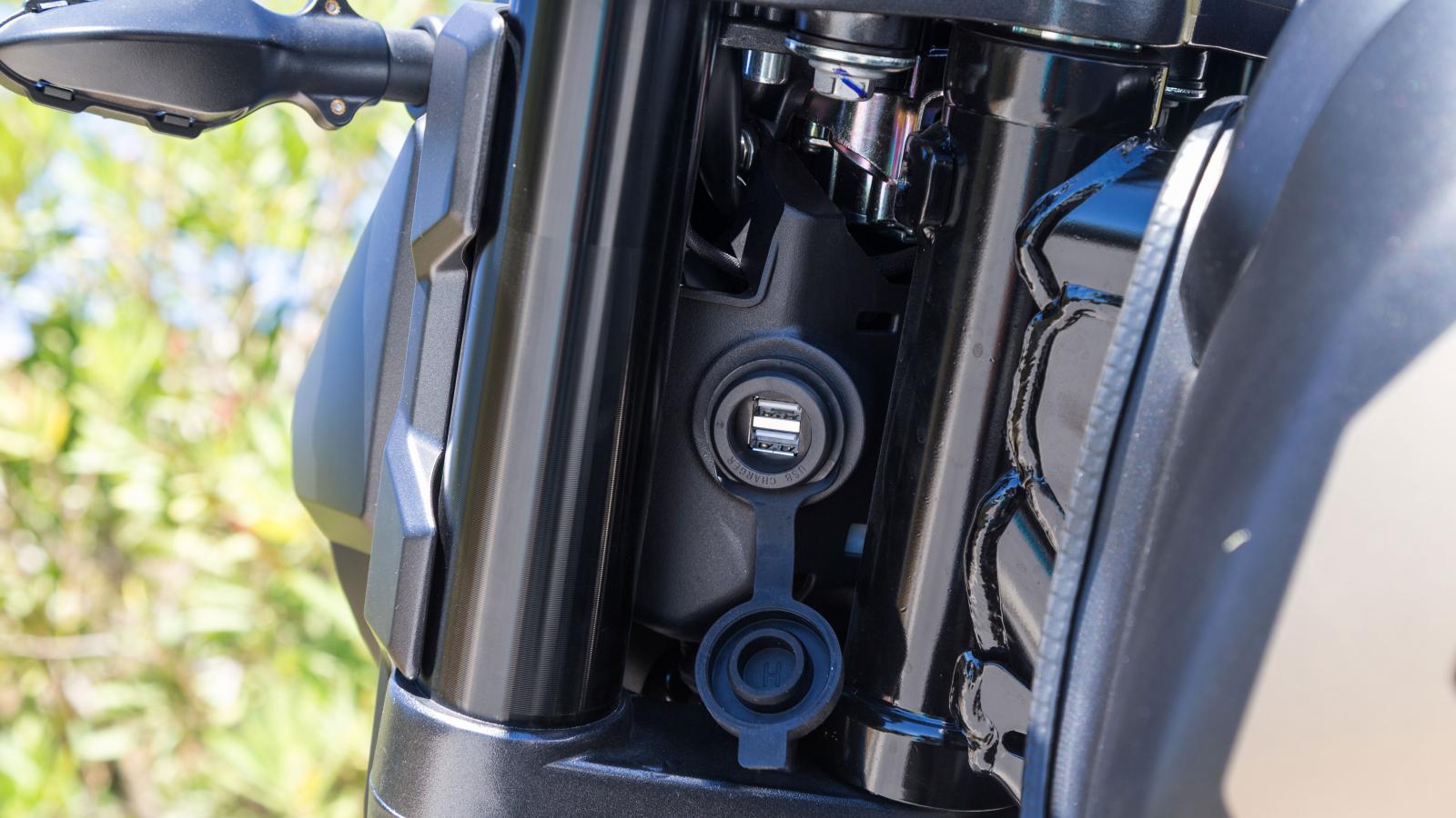 Η θέση των δύο θυρών παροχής ρεύματος USB είναι… κάπως ιδιαίτερη, ανάμεσα στις τιμονόπλακες. Ωστόσο εξυπηρετούν την εύκολη τροφοδοσία συσκευών π