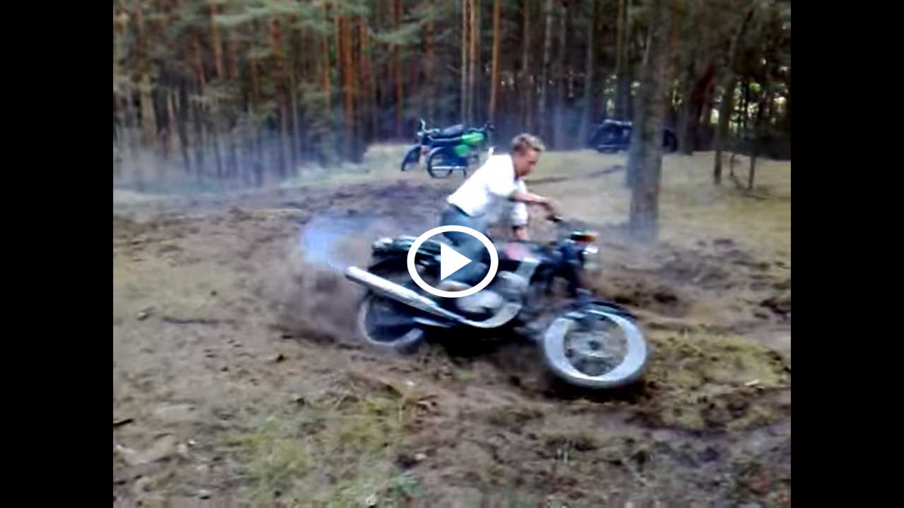 VIDEO: Ένα Jawa TS350 παίζει με τις λάσπες!