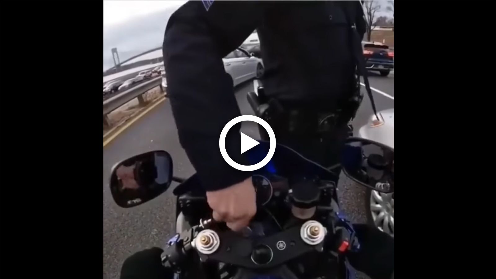 VIDEO: Αστυνομικός σταματά αναβάτη και του παίρνει τα κλειδιά!