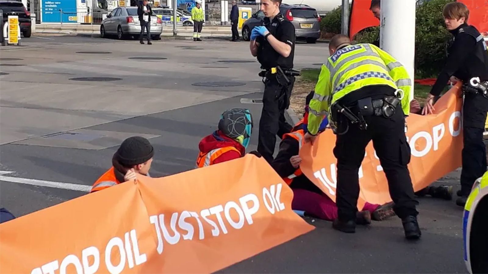 Αγγλία: Ακτιβιστές κατά του πετρελαίου κατέστρεψαν αντλίες σε πρατήριο