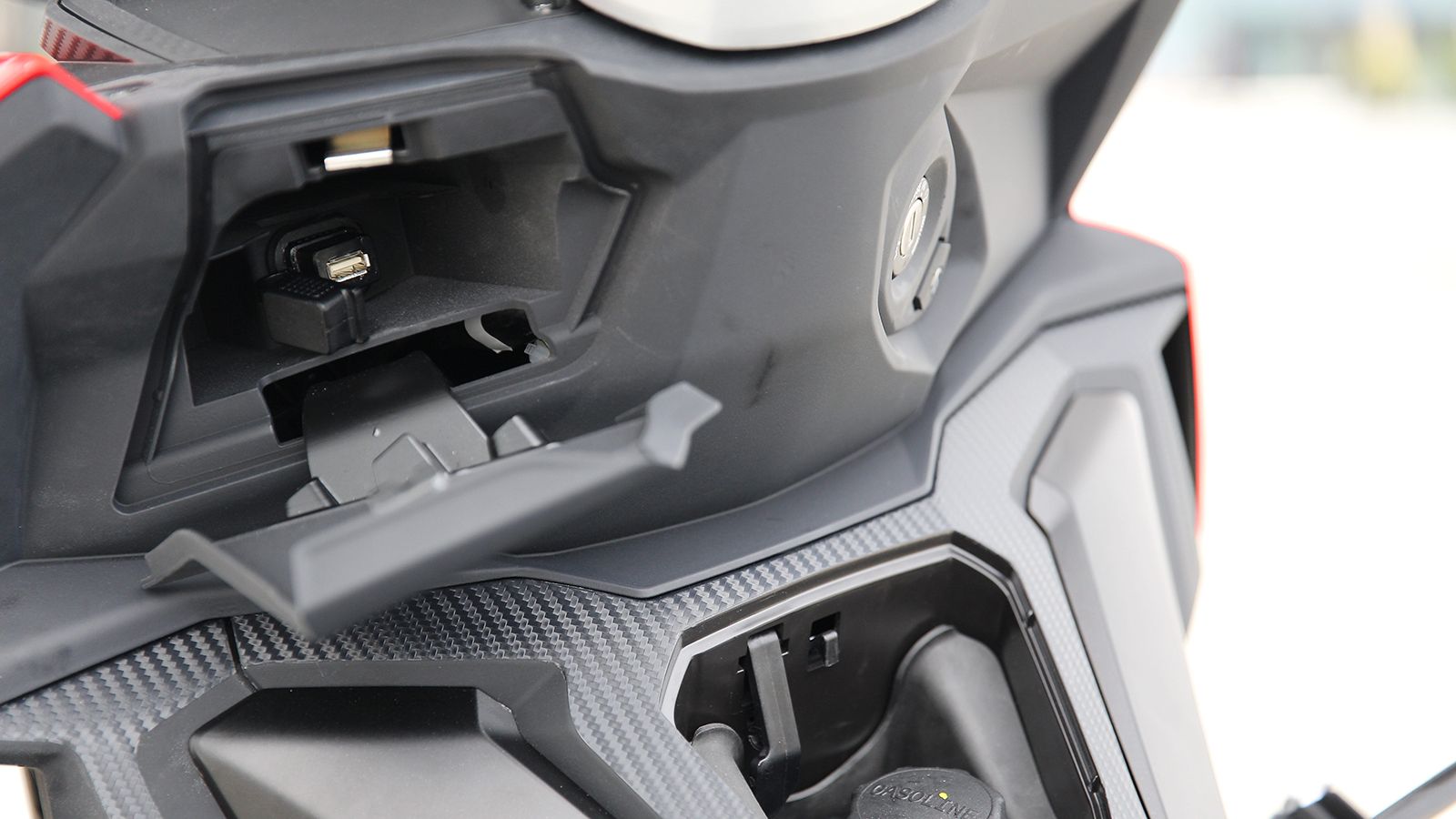 Το ντουλαπάκι της ποδιάς: Προσέξτε το διαχωριστικό στο πάνω μέρος του, αλλά και την παροχή ρεύματος USB. Φαίνεται και το κεντρικά τοποθετημένο ρεζερβο