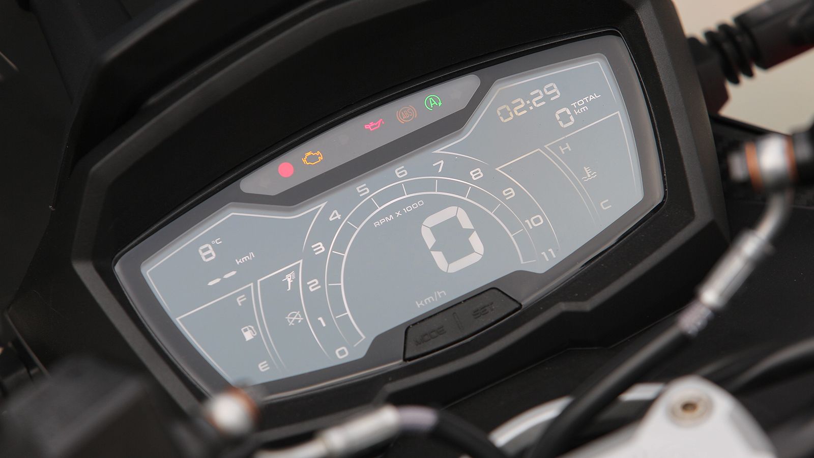 Η LCD οθόνη οργάνων θυμίζει… Beverly και Medley, αλλά προβάλλει λευκές ενδείξεις σε μαύρο φόντο. Πλήρης και σχετικά ευανάγνωστη. 