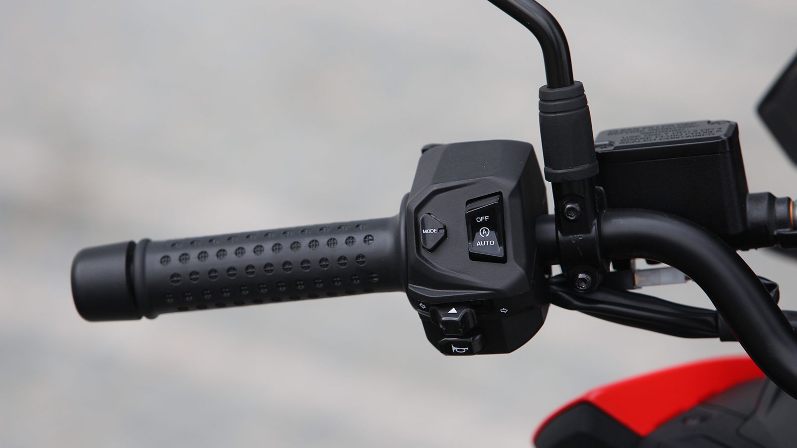 Τα χειριστήρια έχουν νέα μορφή και διάταξη. Ο διακόπτης του Start-Stop μετακόμισε αριστερά, υπάρχει Kill switch ενώ η γκαζιέρα είναι εξωτερική και με 