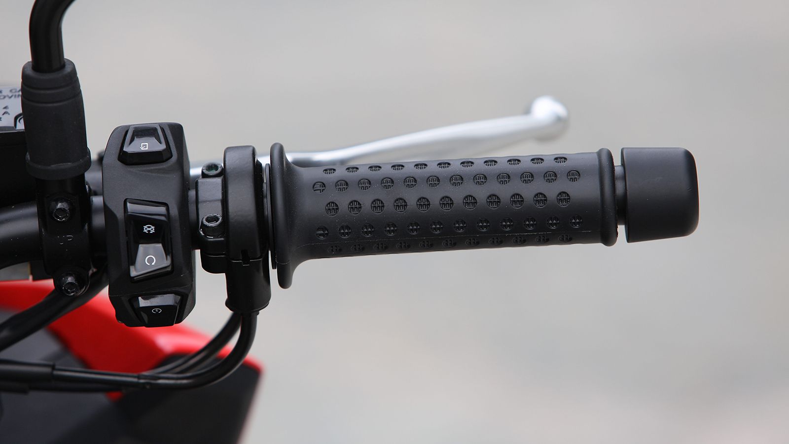 Τα χειριστήρια έχουν νέα μορφή και διάταξη. Ο διακόπτης του Start-Stop μετακόμισε αριστερά, υπάρχει Kill switch ενώ η γκαζιέρα είναι εξωτερική και με 