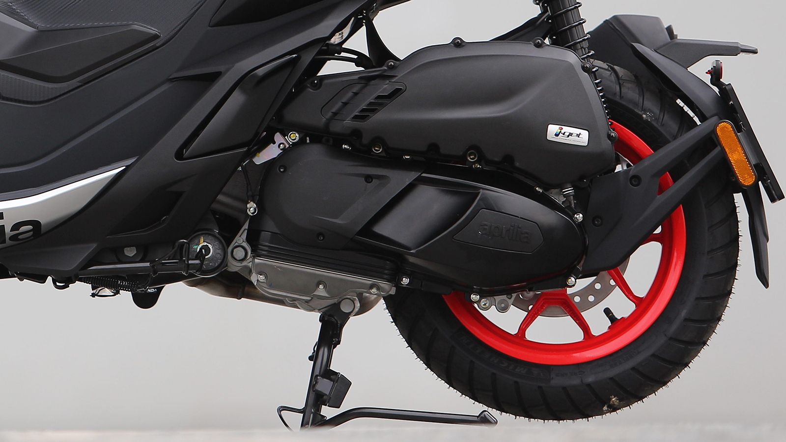 Τεχνολογίας i-Get είναι οι κινητήρες: Ο νέος των 200 κυβικών είναι αρκετά ζωηρός, ο 125άρης πιο εύστροφος και με λιγότερους κραδασμούς. Το ψυγείο βρίσ