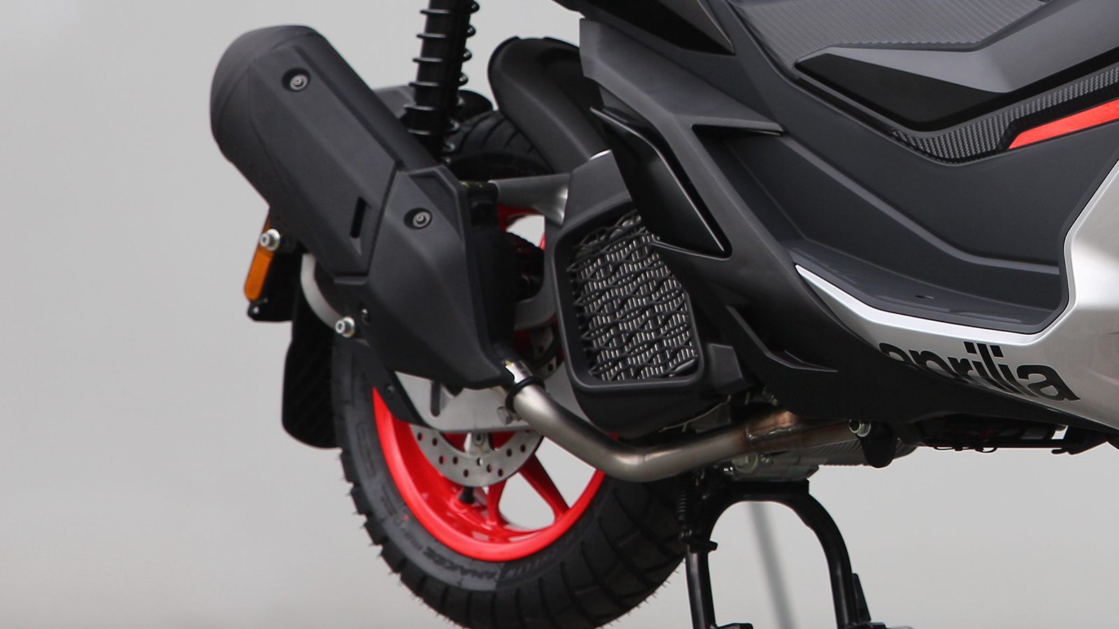 Τεχνολογίας i-Get είναι οι κινητήρες: Ο νέος των 200 κυβικών είναι αρκετά ζωηρός, ο 125άρης πιο εύστροφος και με λιγότερους κραδασμούς. Το ψυγείο βρίσ