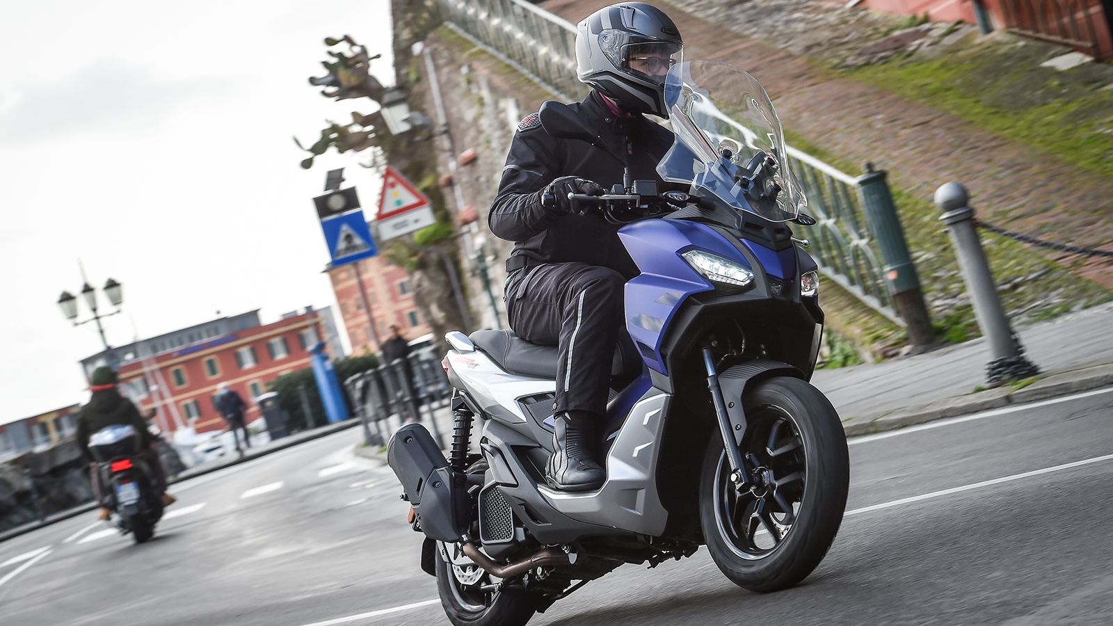 Aprilia SR GT: Adventure scooter με κατανάλωση 2,5 λίτρα στα 100 χλμ.