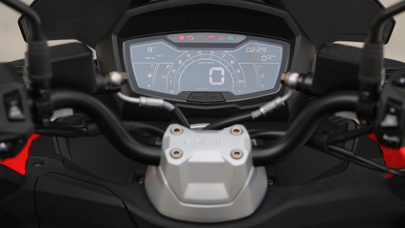 Το τύπου μοτοσυκλέτας τιμόνι και ο τρόπος τοποθέτησης του στα SR GT ξεχωρίζει. 