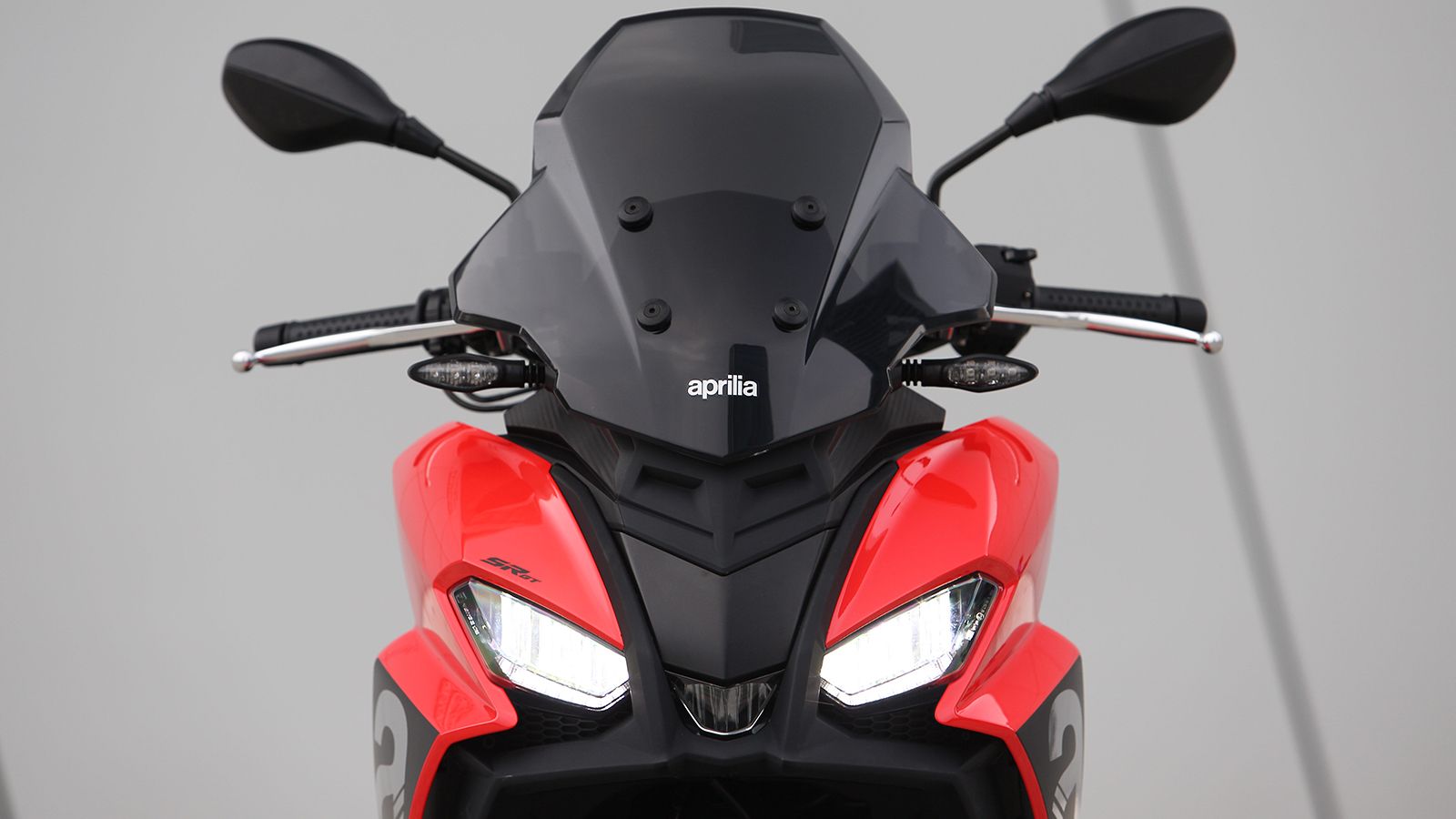 LED φλασάκια που ταιριάζουν με την όλη σχεδιαστική γλώσσα του SR GT. 