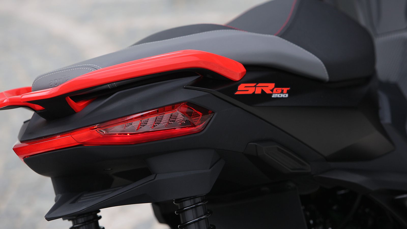 Πολύ όμορφο είναι το πίσω μέρος του μοντέλου, με το ενιαίο φωτιστικό που θυμίζει Light Bar να είναι LED και να φιλοξενεί και τα φλας. 