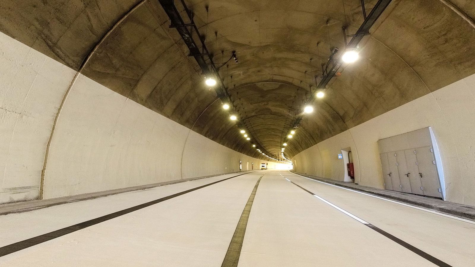 Το νέο λευκό χρώμα της σήραγγας «Θησέας»