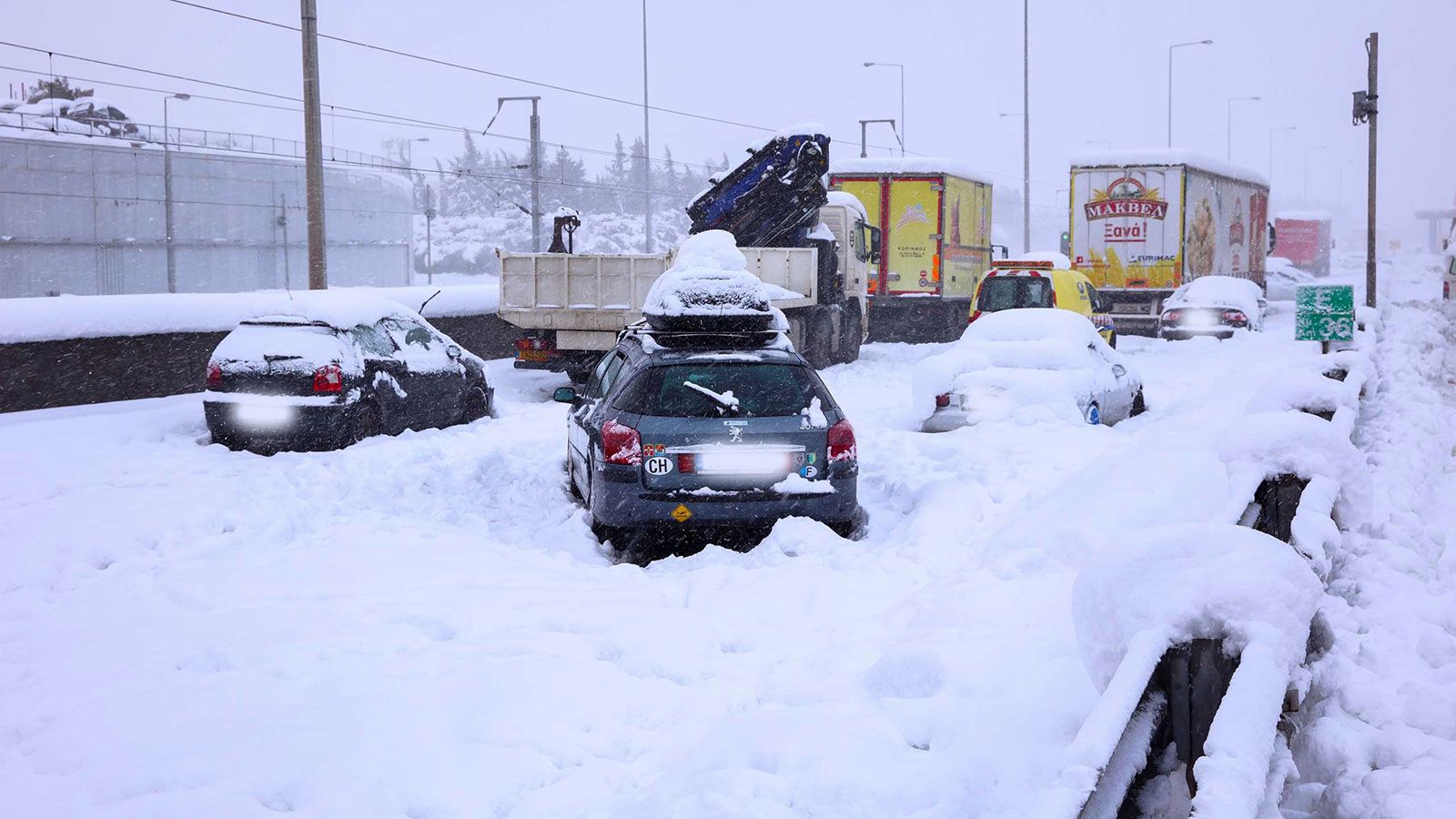 Οδηγίες για την σταδιακή παραλαβή των οχημάτων που εγκλωβίστηκαν εξέδωσε η Αττική Οδός.
