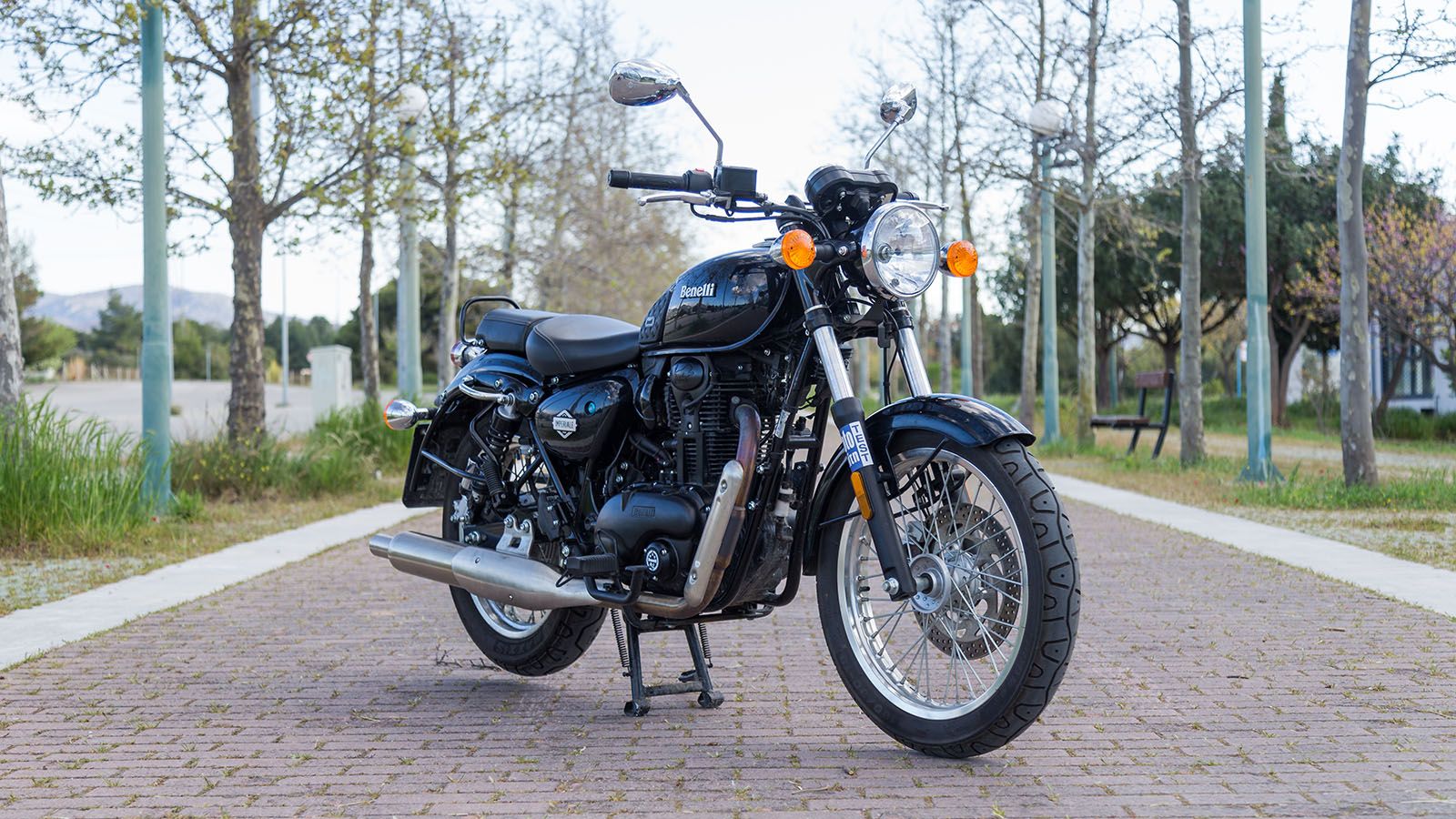 Με βάρος 205 κιλά και 12 λίτρα ρεζερβουάρ, η μοτοσυκλέτα απευθύνεται σε όσους θέλουν ένα καθημερινό μέσο με ρετρό χαρακτήρα και χαλαρή οδηγική φιλοσοφ