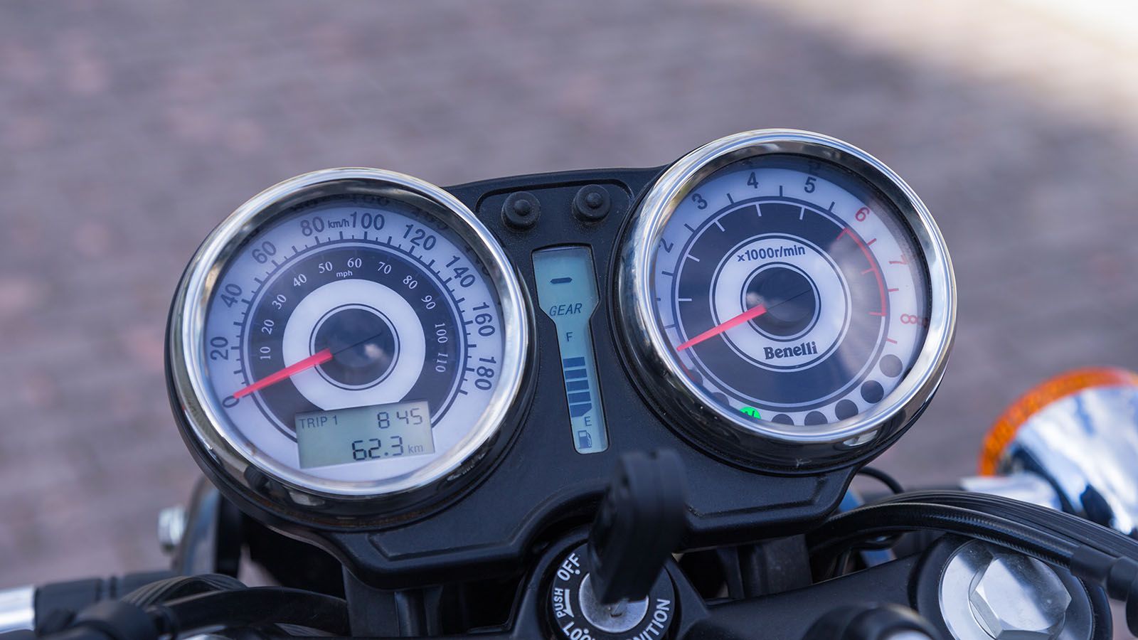 Ο πίνακας οργάνων διατηρεί τον κλασικό χαρακτήρα με δύο στρογγυλά όργανα, πλαισιωμένα από μικρές ψηφιακές οθόνες που παρέχουν χρήσιμες ενδείξεις όπως 