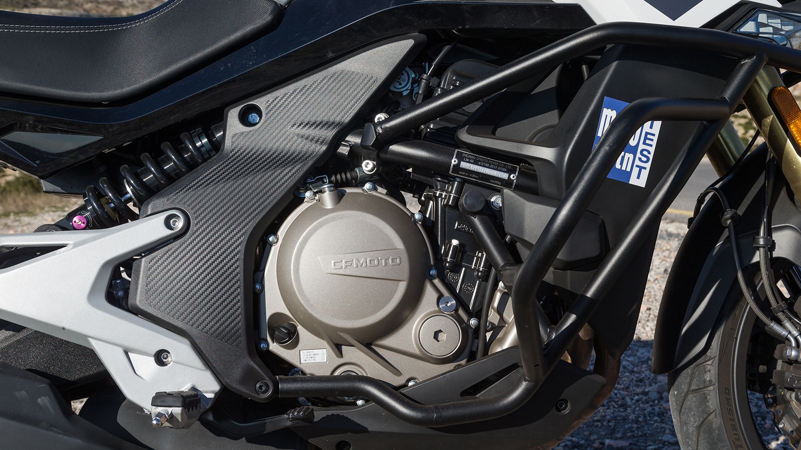 Κινητήρας: O κινητήρας είναι  δικύλινδρος σε σειρά, υδρόψυκτος,  χωρητικότητας 649 κυβικών εκατοστών, με απόδοση 61 ίππων στις 8.750 σ.α.λ και μέγιστη