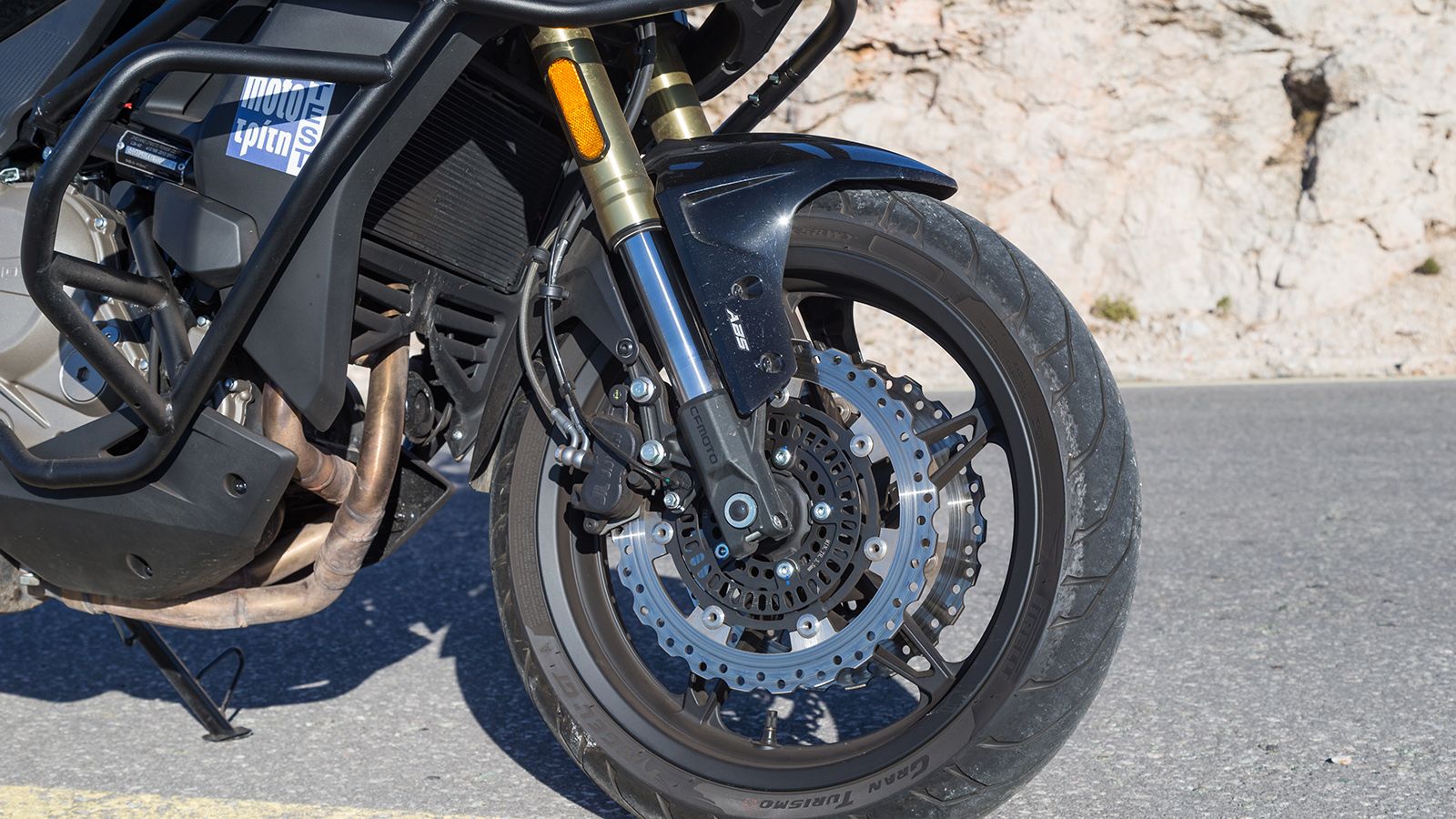 Φρενα: Οι διπίστονες δαγκάνες της J.Juan σε συνδυασμό με τα 2 δισκόφρενα μπροστά των 300 χιλιοστών και το ένα πίσω 240 χιλιοστών ακινητοποιούν το 650M