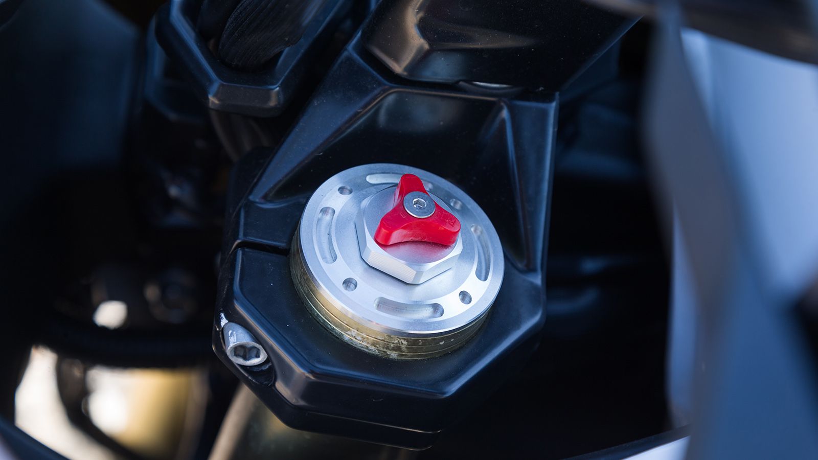 Το μπροστινό ανεστραμμένο πιρούνι διαμέτρου 43 mm, ρυθμίζεται ως προς την απόσβεση επαναφοράς, ενώ πίσω έχει τοποθετηθεί έκκεντρα ένα  monoshock αμορτ