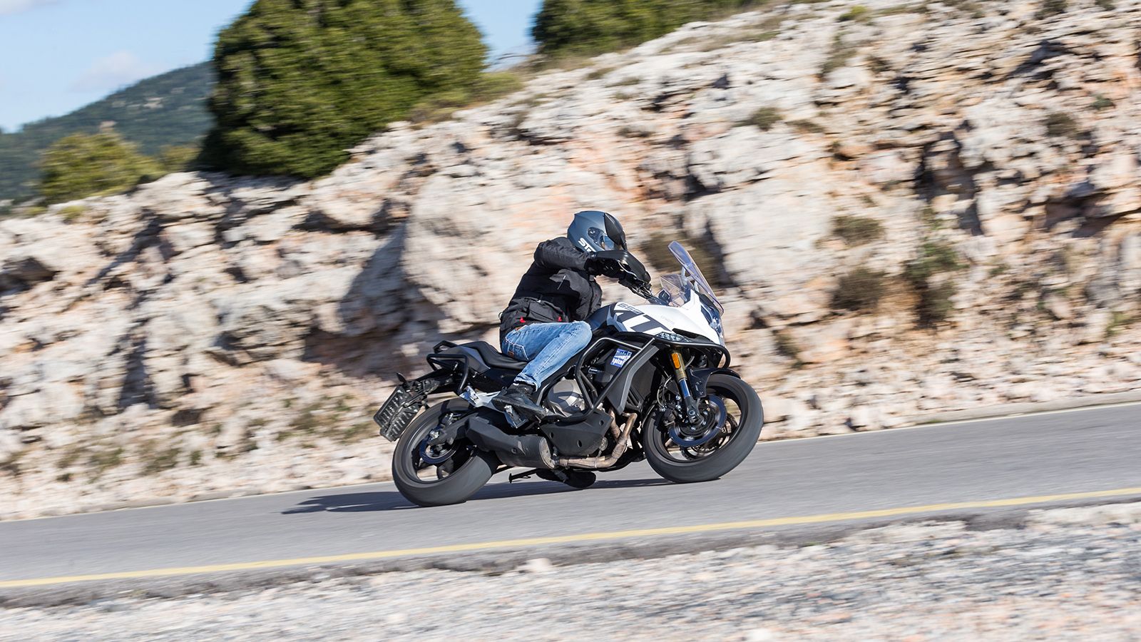 Το τιμόνι είναι ψηλά τοποθετημένο, τα μαρσπιέ φέρνουν τα πόδια σε σωστές γωνίες, ενώ η μονοκόμματη σέλα δύο επιπέδων φέρει αρκετό αφρώδες υλικό, προσφ