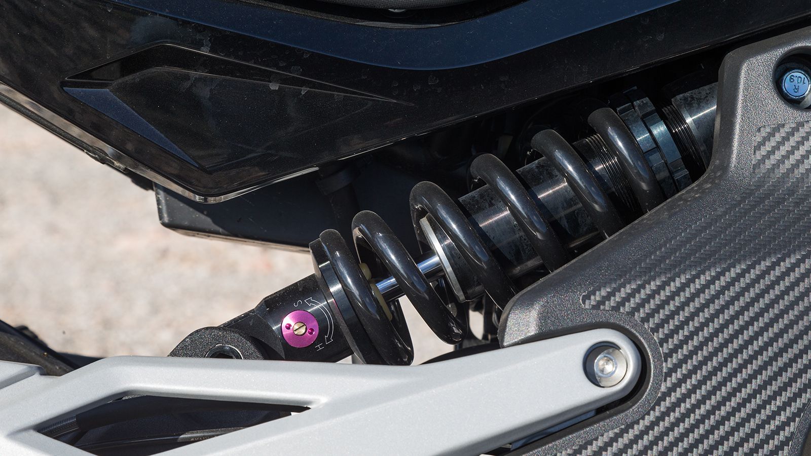 Το μπροστινό ανεστραμμένο πιρούνι διαμέτρου 43 mm, ρυθμίζεται ως προς την απόσβεση επαναφοράς, ενώ πίσω έχει τοποθετηθεί έκκεντρα ένα  monoshock αμορτ