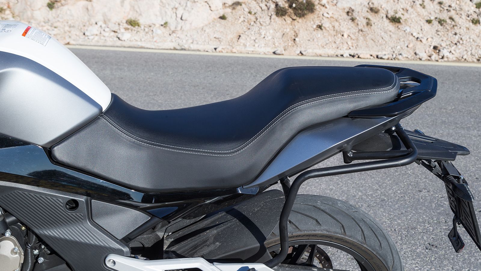 Σέλα: Η μονοκόμματη σέλα δύο επιπέδων φέρει αρκετό αφρώδες υλικό, ενώ το ύψος των 840 χιλιοστά και το σχήμα της επιτρέπει εύκολη και ασφαλής πρόσβαση 