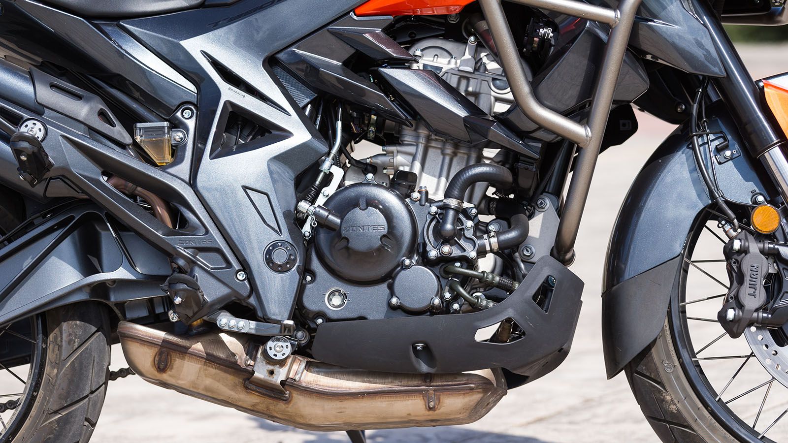 Ο ολοκαίνουργιος μονοκύλινδρος, υγρόψυκτος κινητήρας των 348 κ.εκ., αποδίδει 39,5 ίππους στις 9.500σαλ. και 3,3 kg-m ροπής στις 7.500σαλ. αντίστοιχα. 