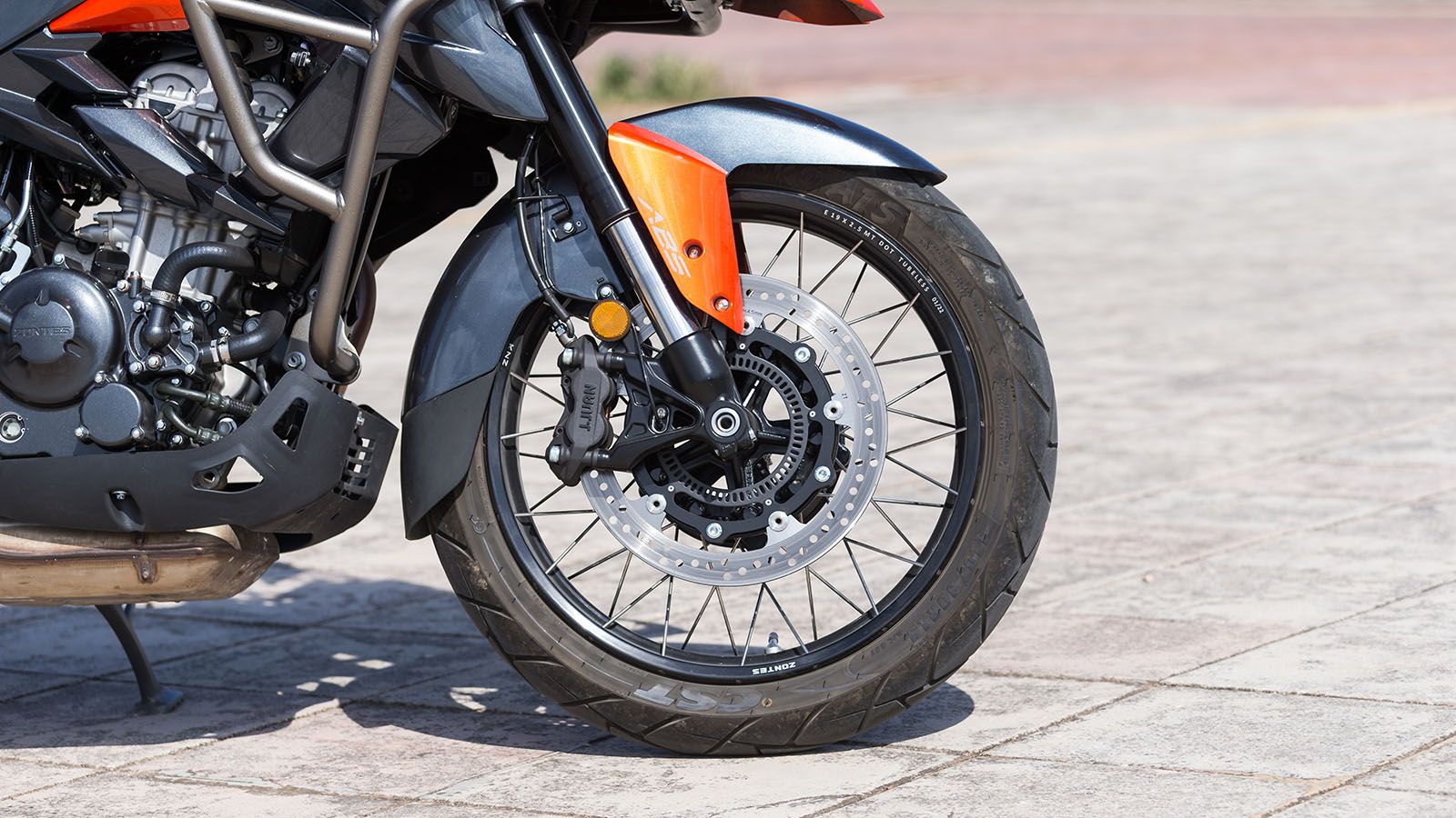 Το μπροστινό σύστημα αναβαθμίστηκε με την προσθήκη ανεστραμμένου πιρουνιού 43χιλ. με νέο set-up ρυθμίσεων και φρένων της J.Juan με μεγαλύτερο δίσκο 32