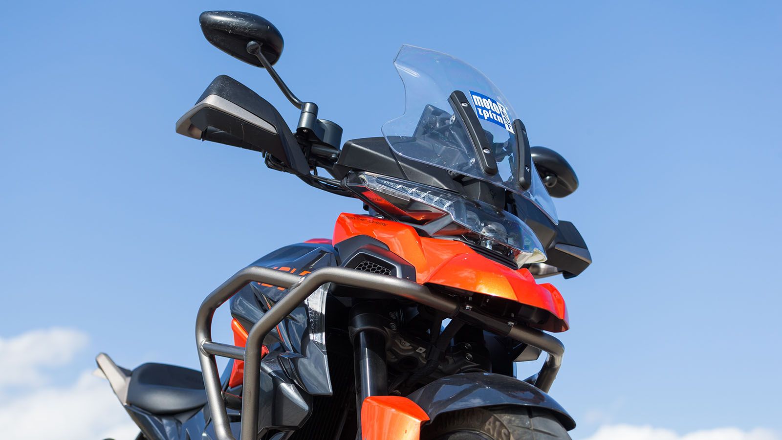 Το 350 Τ2 διατηρεί τη σχεδιαστική ταυτότητα της Zontes με δυναμικές γραμμές και έντονο το στοιχείο περιπέτειας. Ο φωτισμός είναι εξολοκλήρου LED με το