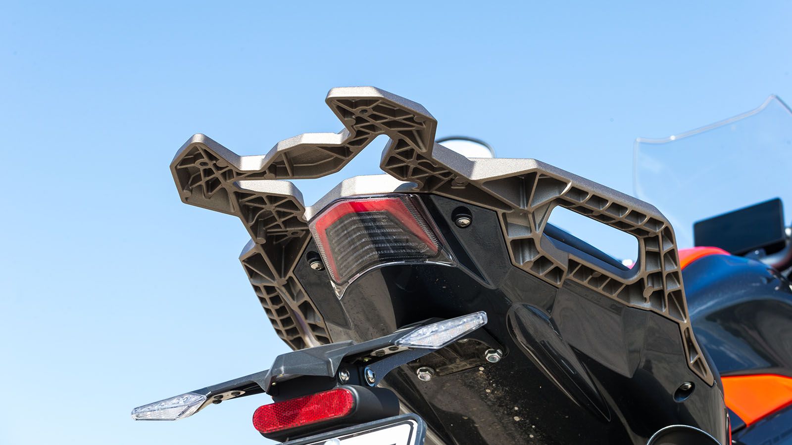 Το 350 Τ2 διατηρεί τη σχεδιαστική ταυτότητα της Zontes με δυναμικές γραμμές και έντονο το στοιχείο περιπέτειας. Ο φωτισμός είναι εξολοκλήρου LED με το