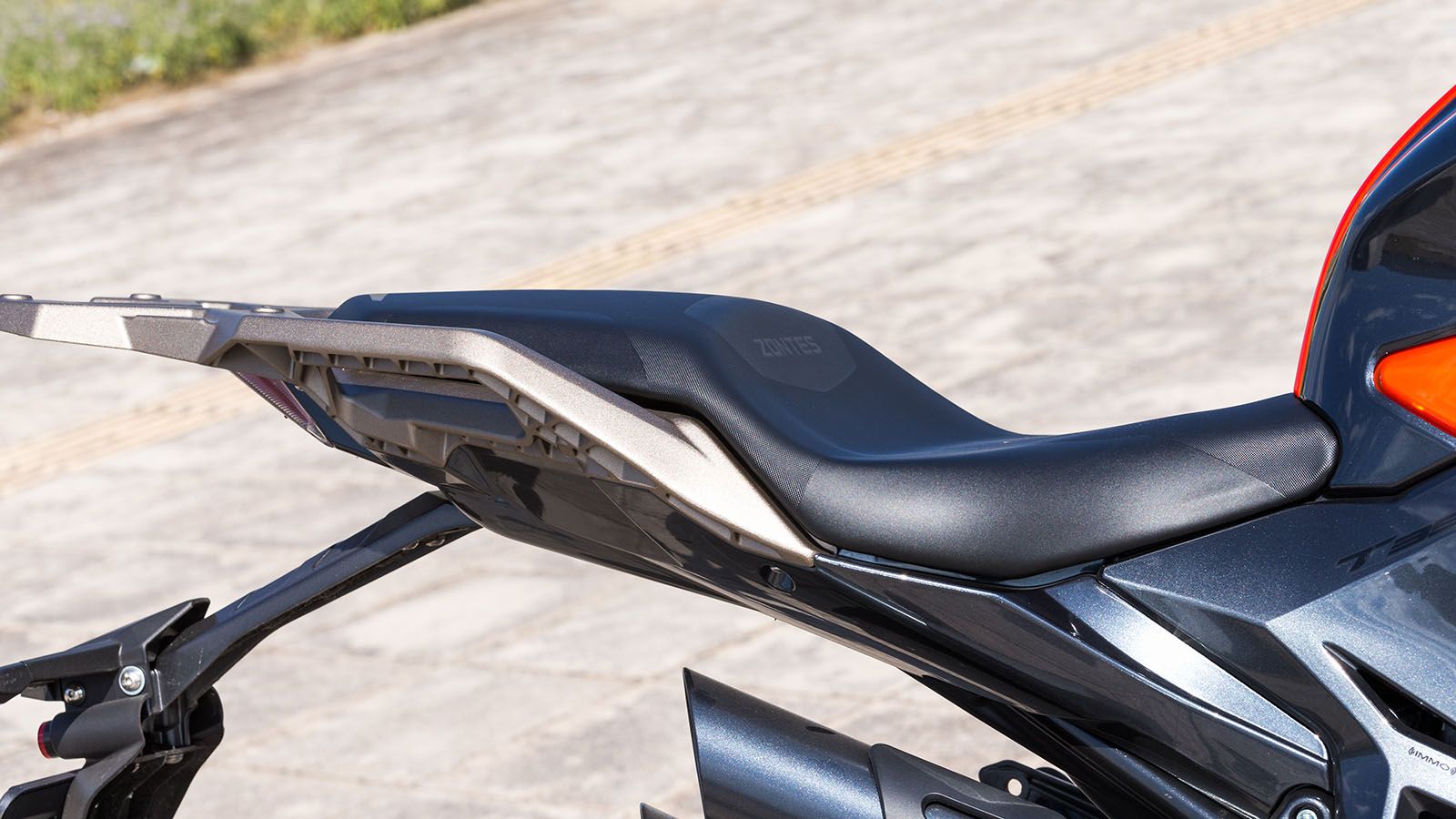 Η μονοκόμματη σέλα μεταφέρει μια ελαφρώς  σκληρή αίσθηση σε αναβάτη και συνεπιβάτη λόγω του λεπτού αφρώδους υλικού στο εσωτερικό της. Με ύψος στα 830 