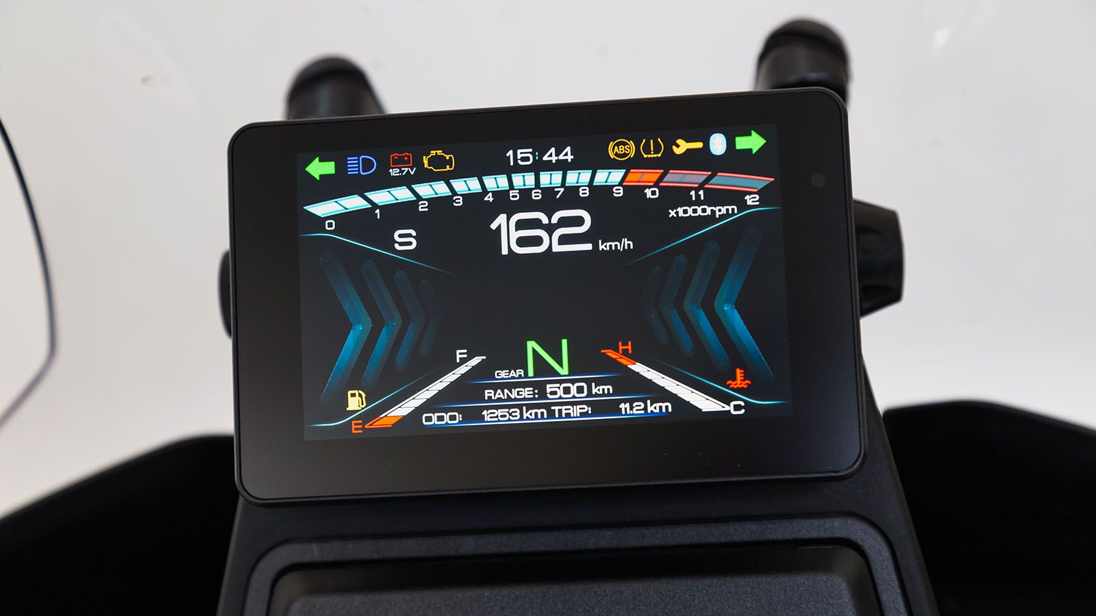 Η  έγχρωμη TFT οθόνη έχει δυνατότητα διασύνδεσης μέσω Bluetooth  και τέσσερα θεματικά interfaces. Διαθέτει  πλήθος πληροφοριών για τον αναβάτη, μεταξύ