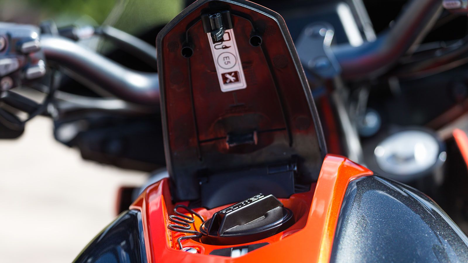 Η τεχνολογία keyless νέας γενιάς GEN 2.5 αναλαμβάνει το ηλεκτρικό κλείδωμα του κεντρικού διακόπτη, της σέλας και της τάπας του ρεζερβουάρ, τα οποία ξε