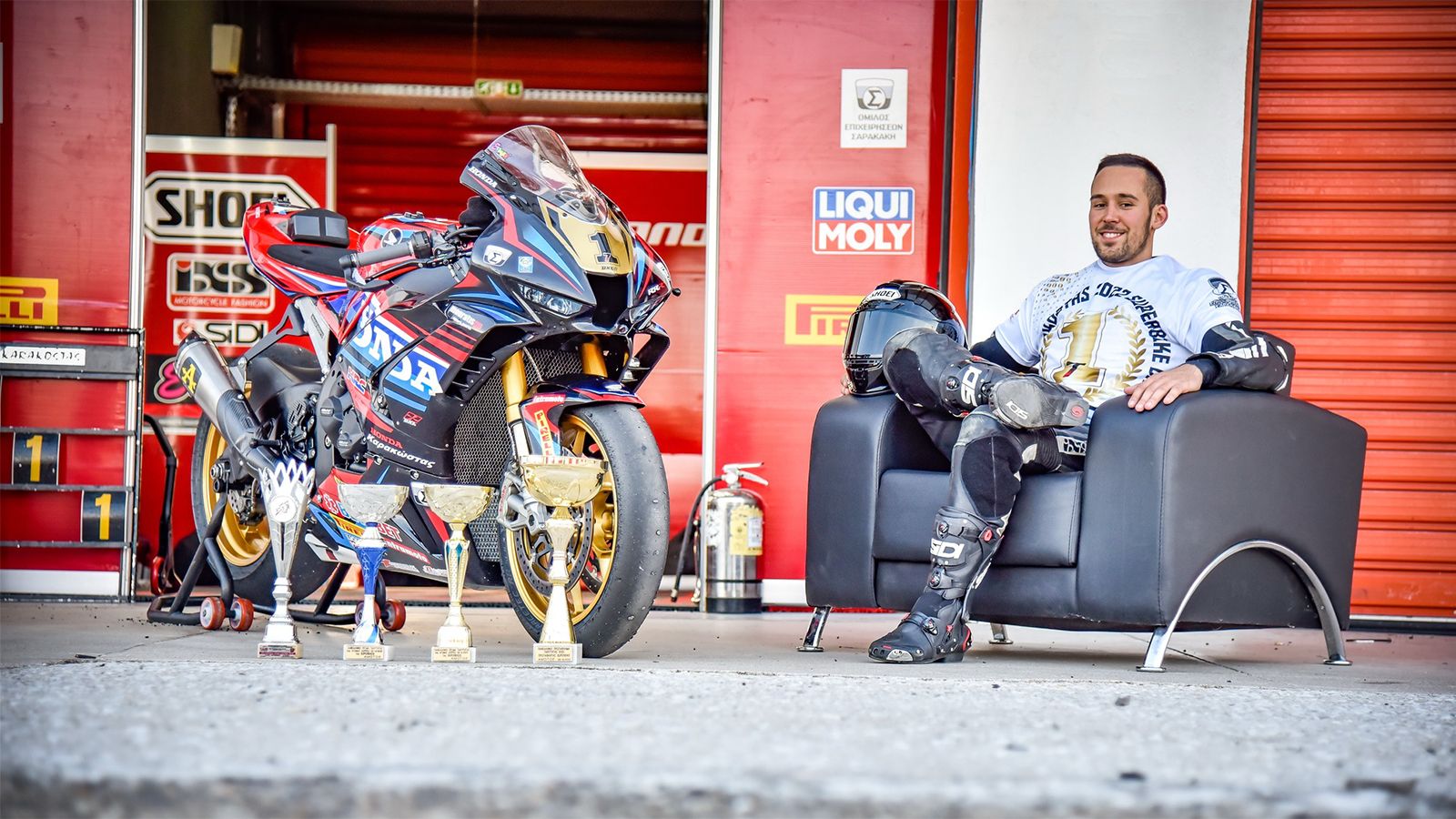 Ο Δημήτρης Καρακώστας με την αγωνιστική μοτοσυκλέτα του.