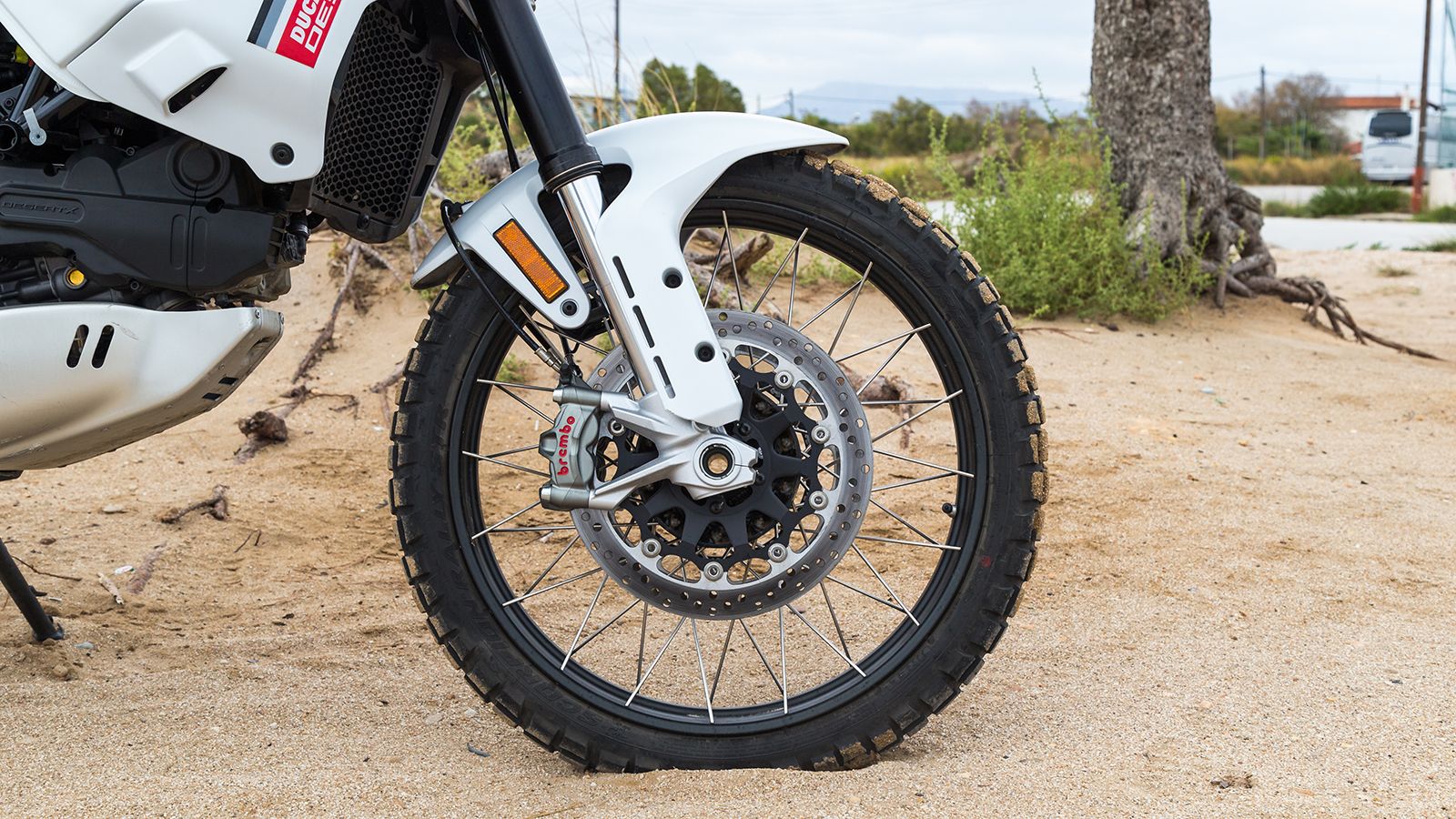 Τα φρένα της Brembo έχουν σωστή αίσθηση για να μπορείς να εκμεταλλευτείς παντού τη δύναμή τους. Το ανεστραμμένο πιρούνι προέρχεται από την KYB και είν