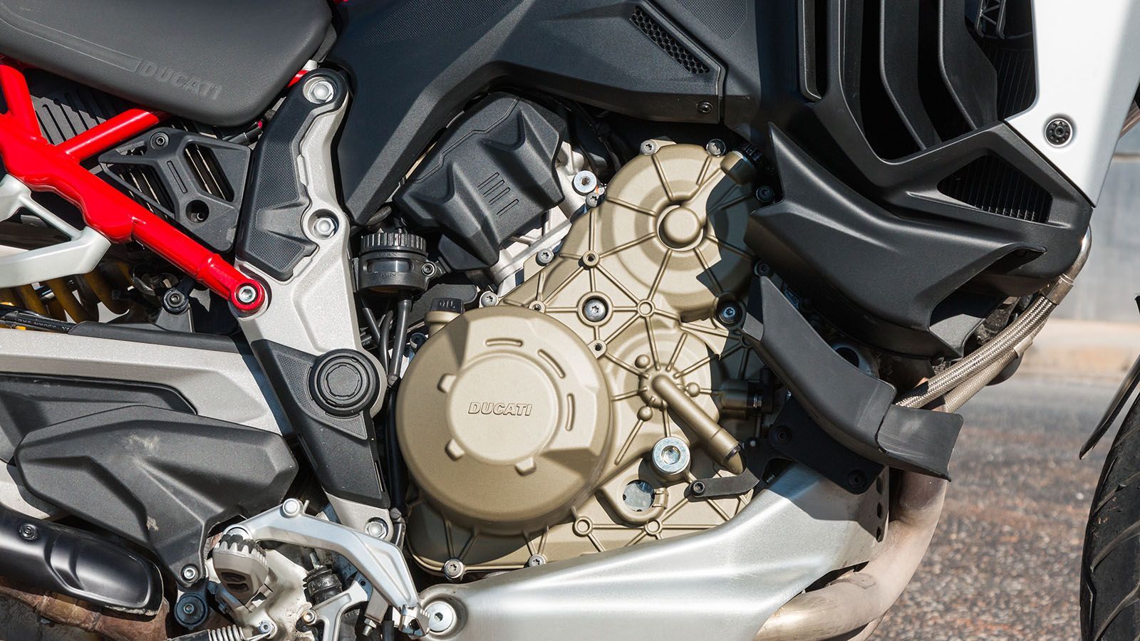 Ο V4 Granturismo ταιριάζει απόλυτα στην σπορ φιλοσοφία του νέου Multistrada. Μαζεμένες διαστάσεις, μικρότερο βάρος και εκρηκτική απόδοση είναι μόνο με