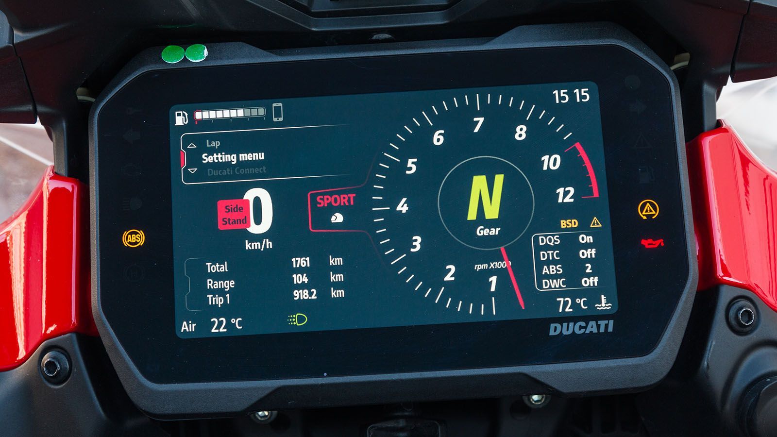 Χορταστική σε μέγεθος και πληροφόρηση η νέα έγχρωμη TFT οθόνη των 6,5 ιντσών. Δεν έχει λειτουργία αφής αλλά όλες οι ρυθμίσεις γίνονται πανεύκολα μέσω 