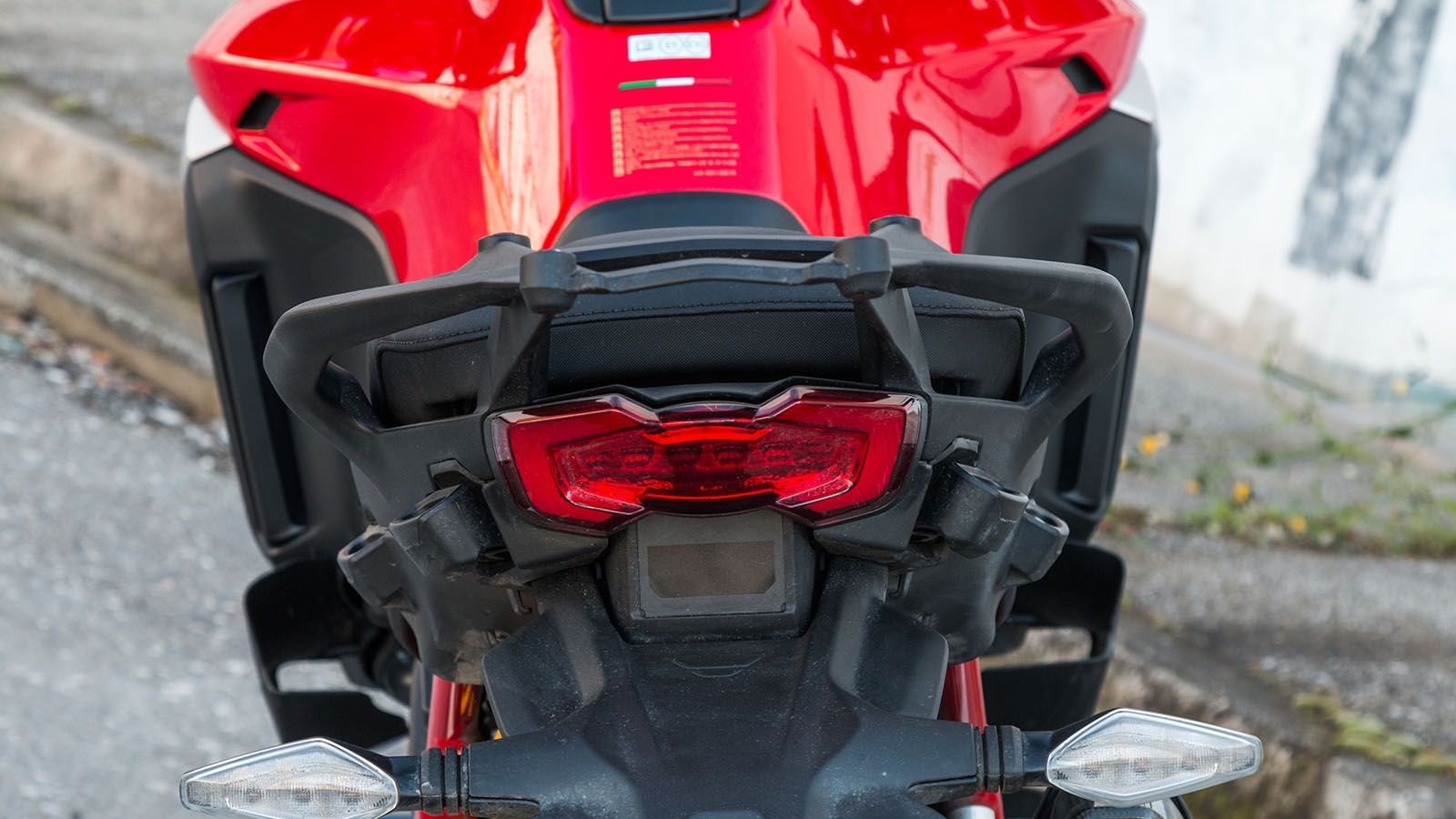 Από τη μέση και πίσω η σιλουέτα λεπταίνει, με το μινιμαλ πίσω φωτιστικό να συναινεί σε μια compact και συμπαγής κατασκευή.