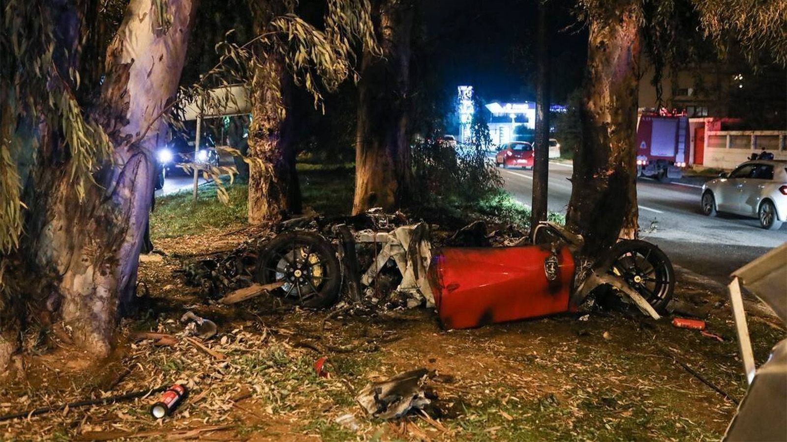 Ότι απέμεινε από την Ferrari στο σημείο του δυστυχήματος (Intime News)