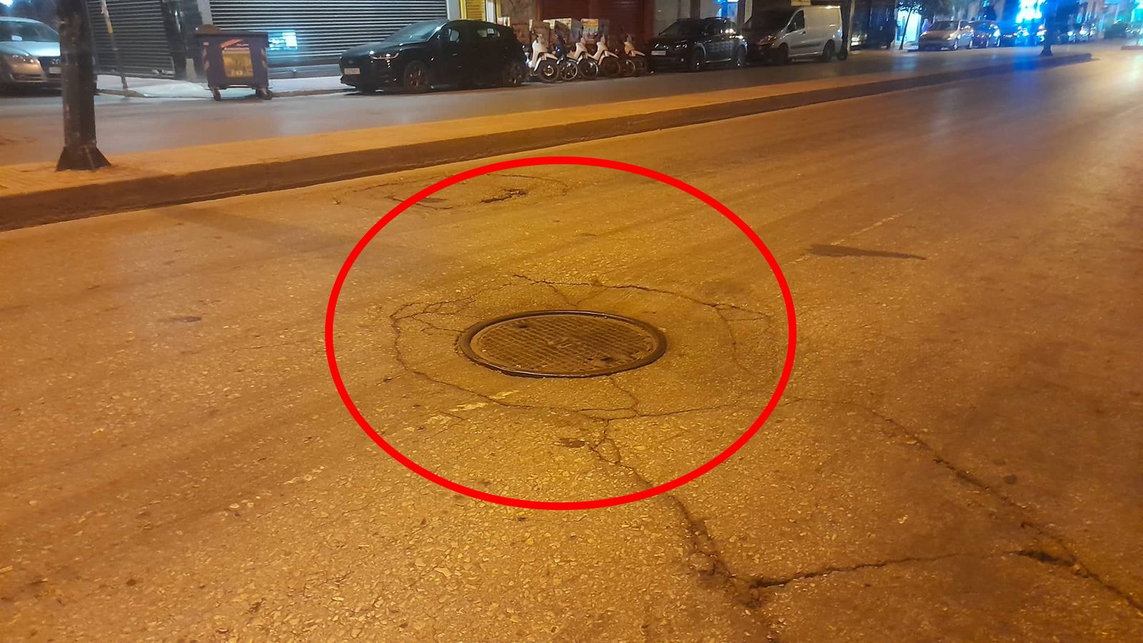 Το επικίνδυνο φρεάτιο, στην οδό Στρατηγού Καλλάρη στα Κάτω Πατήσια, στο ύψος της οδού Σημαντήρα. 