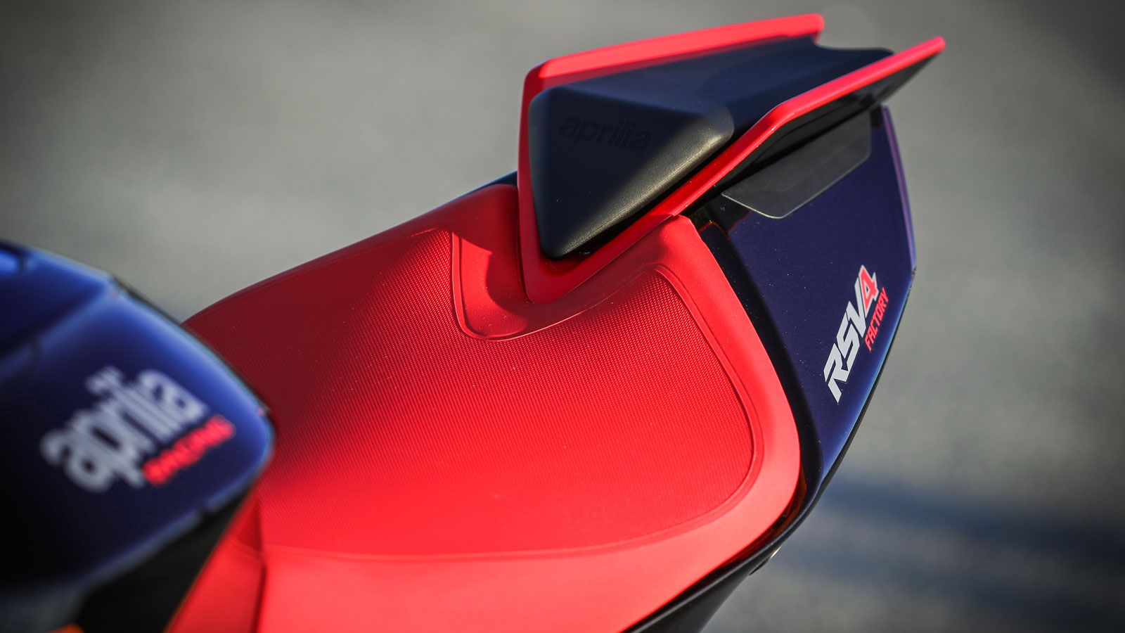 Η σέλα είναι ευρύχωρη αλλά αρκετά σκληρή για να αντιλαμβάνεσαι κάθε πληροφορία από την ανάρτηση