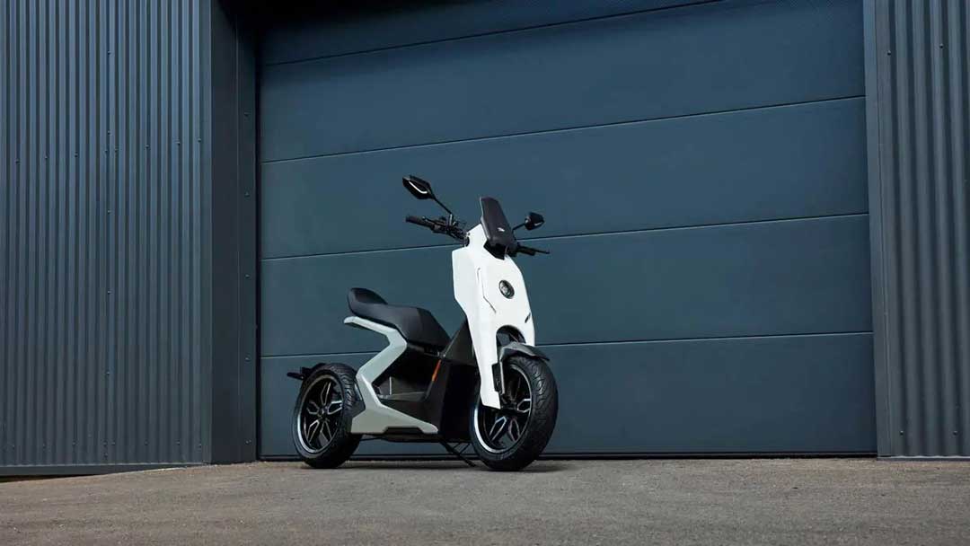 Το ηλεκτρικό scooter που κάνει τα supersport να ντρέπονται