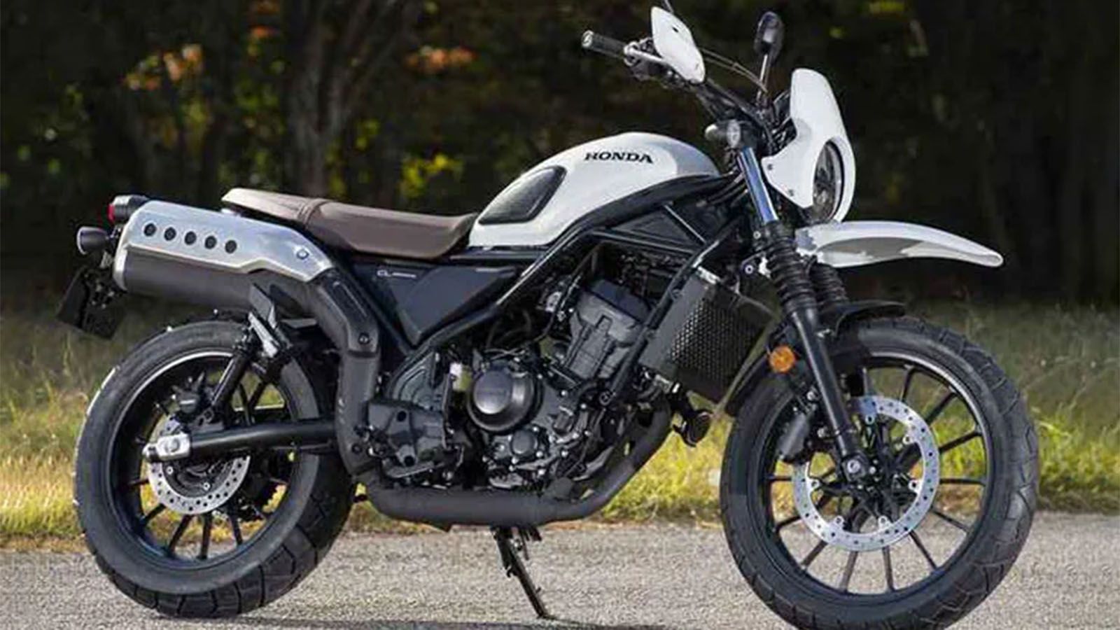 Η Honda CL300 στις δύο εκδοχές της: Την ελαφρώς πιο πλούσια λευκή, αλλά και την βασική πορτοκαλί. 