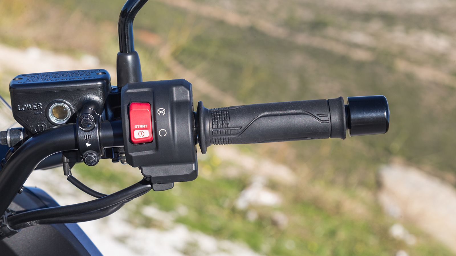 Τα νέα χειριστήρια κινούνται στη φιλοσοφία των adventure μοντέλων της Honda,  είναι εργονομικά άψογα και πολύς καλής ποιότητας, με τον οδηγό έχει πρόσ