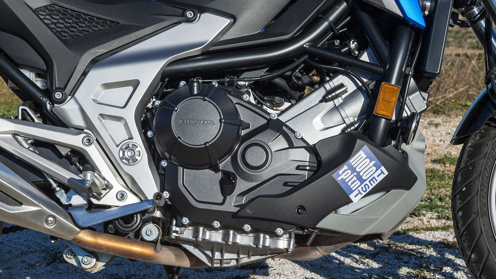 Κινητήρας: Το NC 750X εφοδιάζεται πλέον με συμπλέκτη ολίσθησης, ενώ η διαχείριση γίνεται μέσω ηλεκτρονικού γκαζιού το οποίο συνδυάζεται με traction co