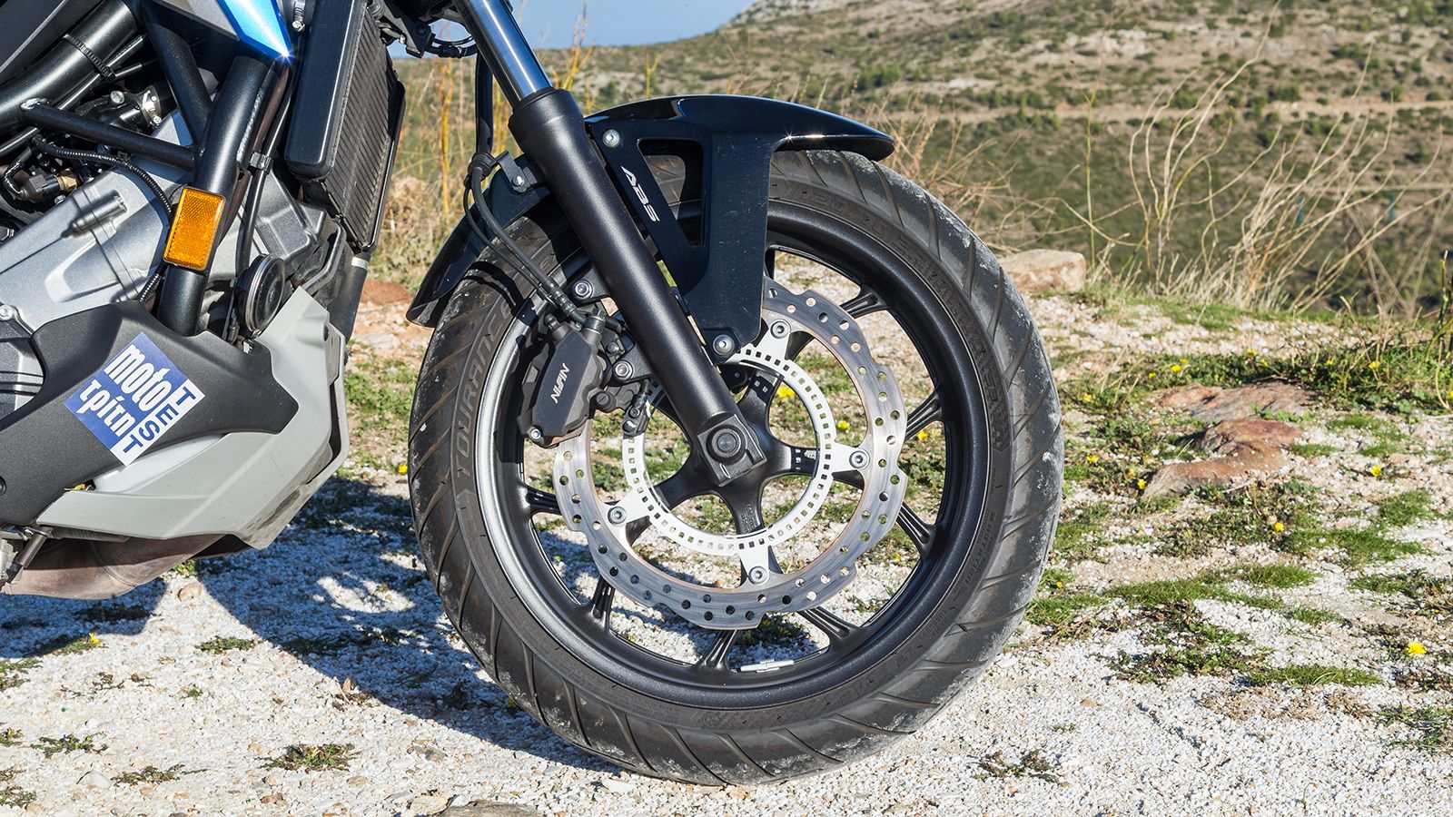 Καλό το «πακέτο» των φρένων, θα μπορούσε όμως να γίνει τέλειο, με την προσθήκη ενός δεύτερου δίσκου μπροστά. ¶ριστο οδηγικά το πιρούνι 41 χιλιοστών SD