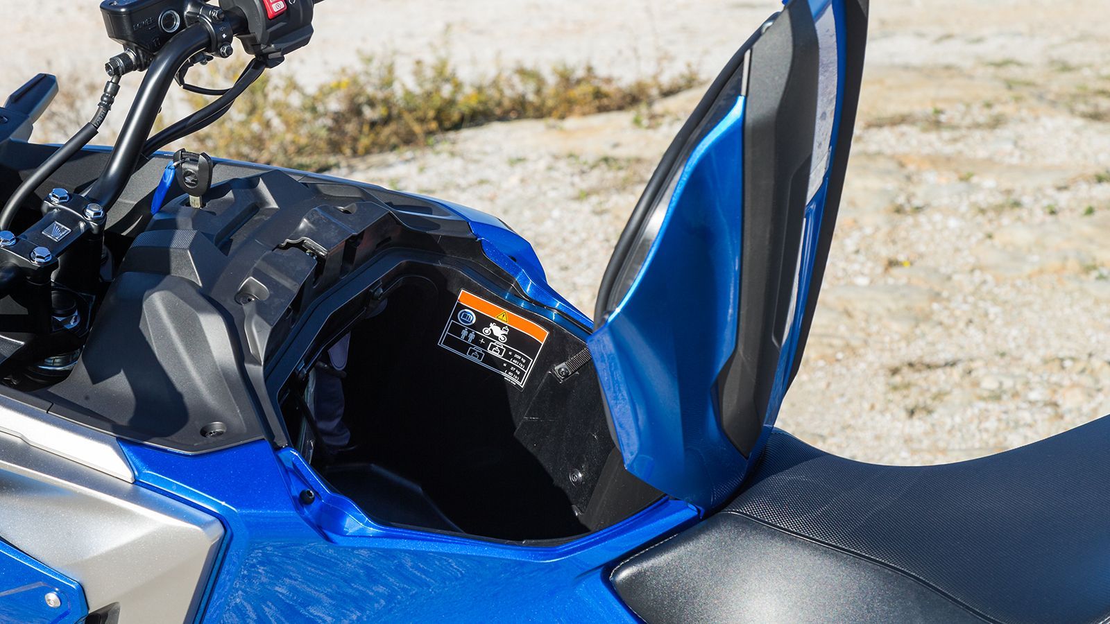 Αποθηκευτικός: Ο χαρακτηριστικός αποθηκευτικός χώρος στην παραδοσιακή θέση του ρεζερβουάρ, μεγάλωσε σε χωρητικότητα φτάνοντας τα 23 λίτρα ώστε να μπορ