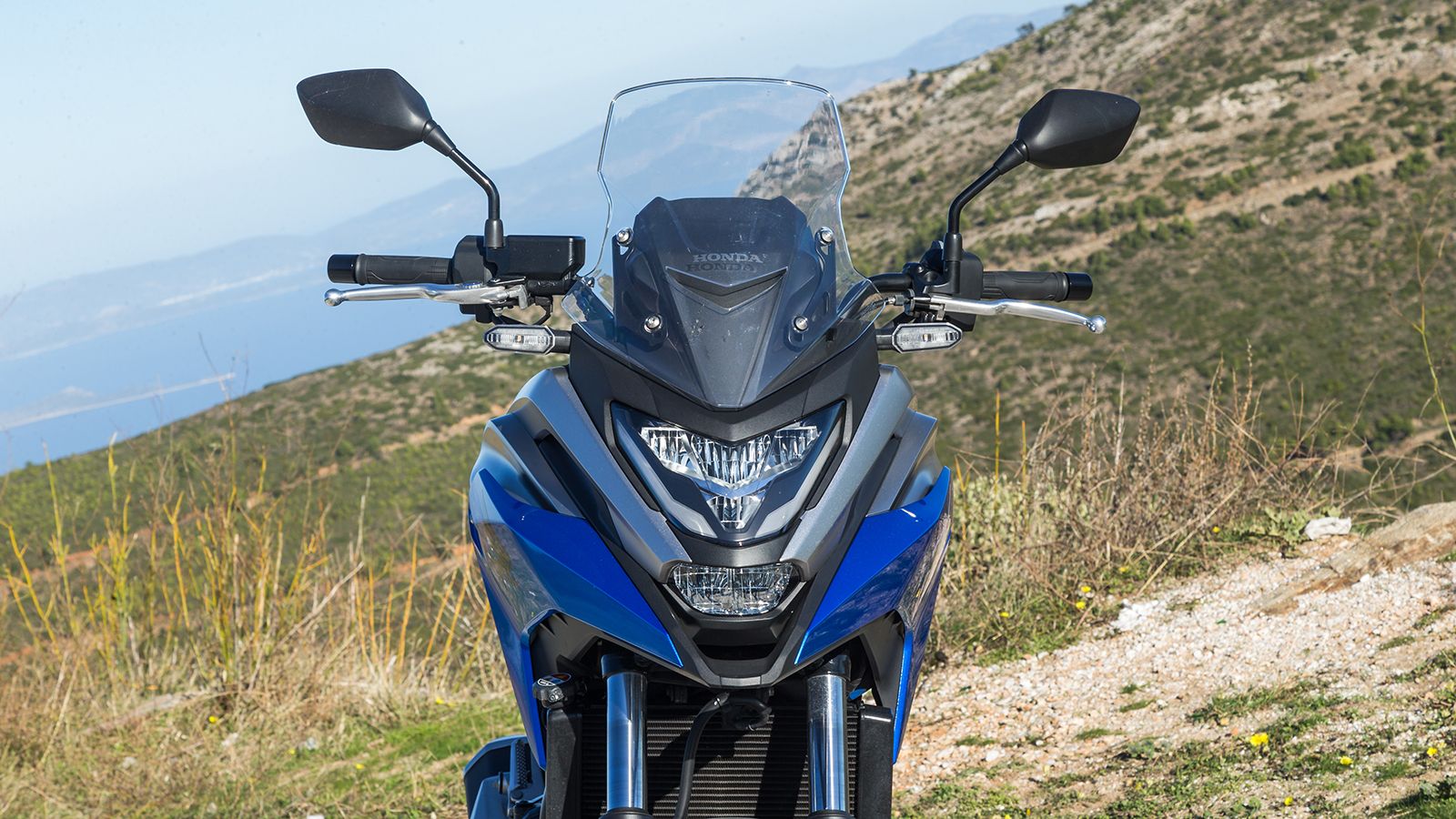 Το εμπρός μέρος διαθέτει νέο LED προβολέα δύο τμημάτων, ανασχεδιασμένα φέρινγκ και νέα ζελατίνα με σκοπό την καλύτερη προστασία από τον αέρα.