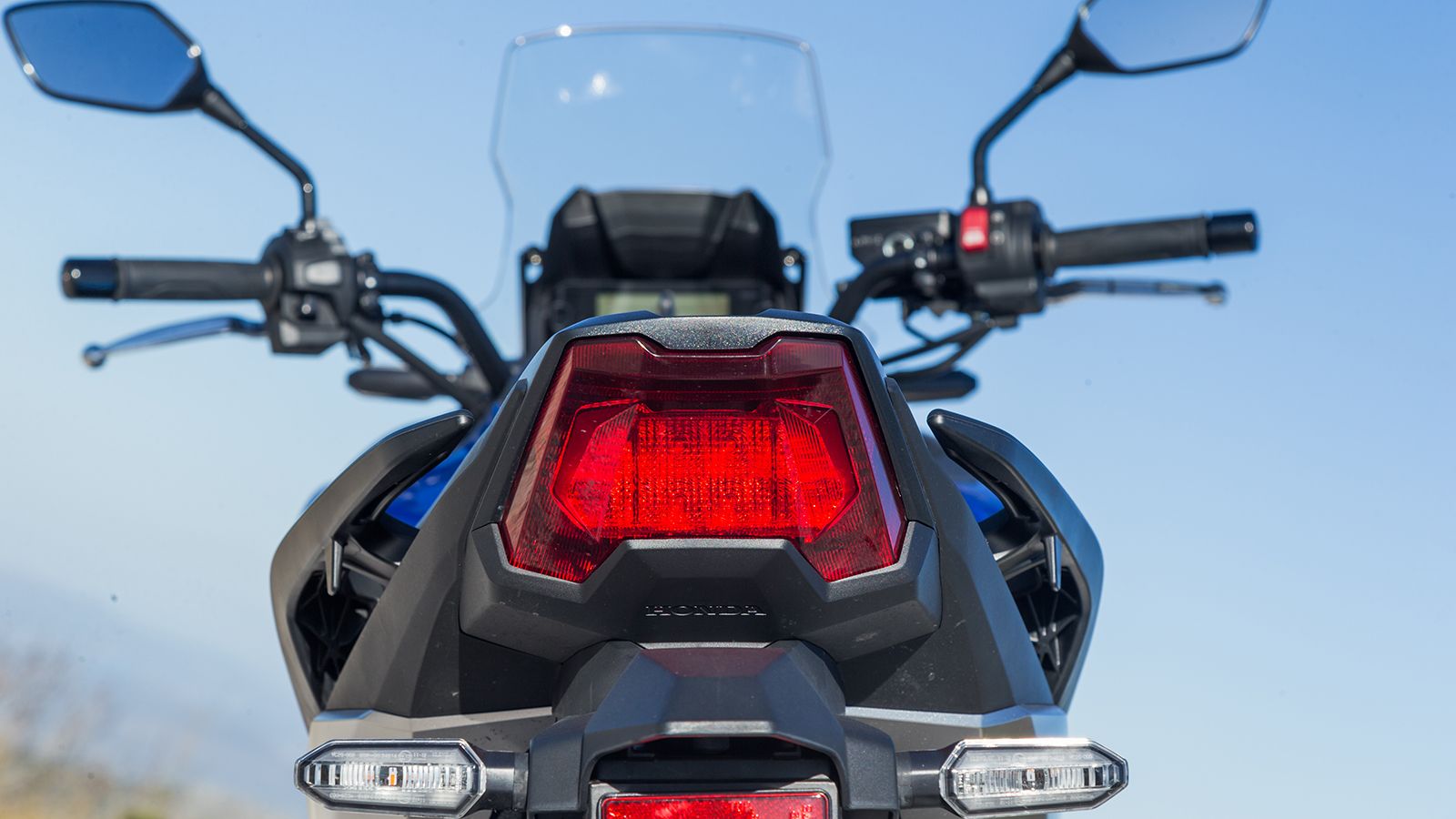 Ανασχεδιασμένο και το πίσω LED φωτιστικό σώμα με τα LED φλάς, τα οποία σβήνουν αυτόματα όταν ολοκληρωθεί η στροφή, ενώ αναβοσβήνουν σε φρενάρισμα πανι