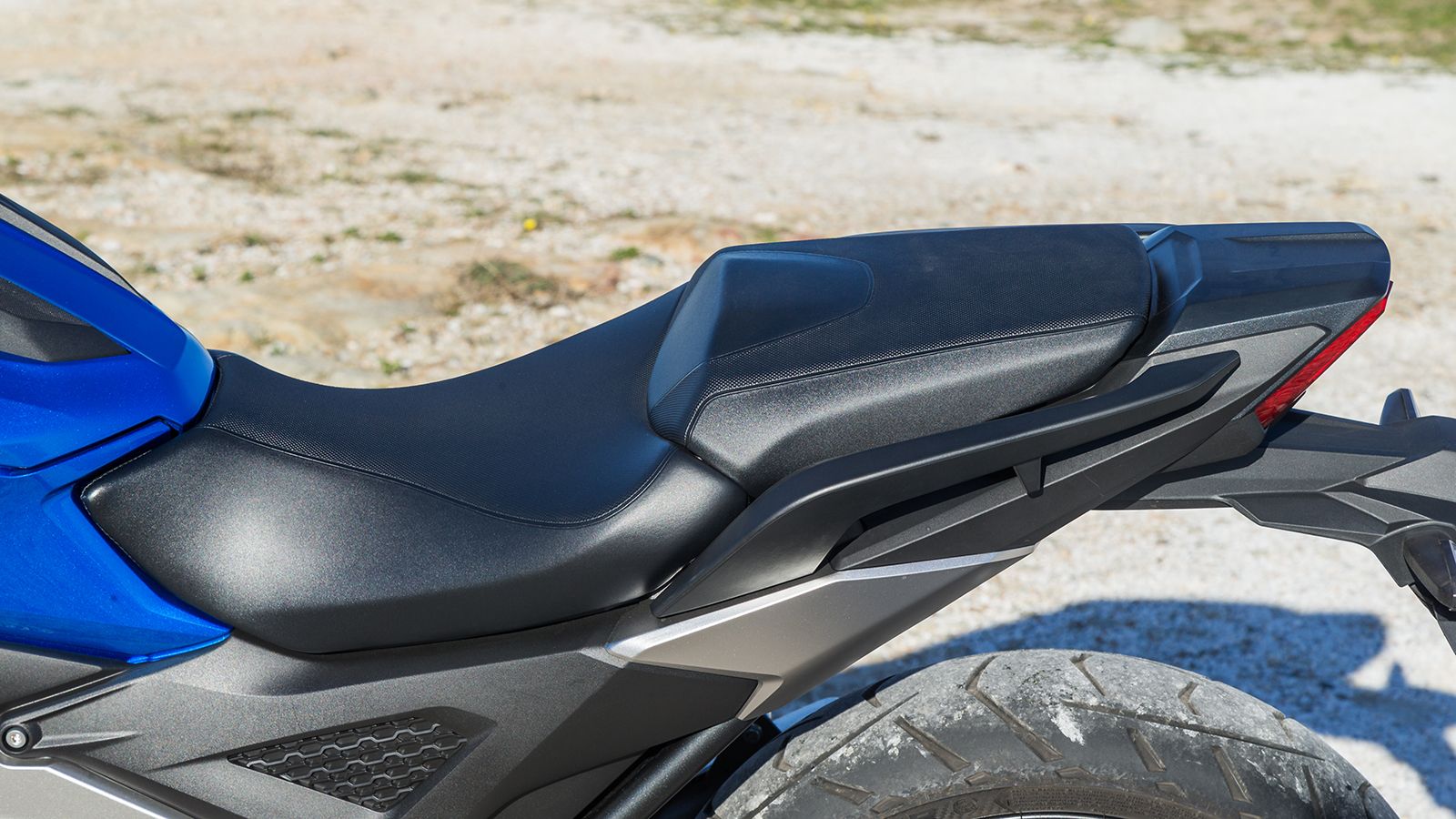 Σέλα: Η σέλα είναι μαλακή με επαρκές αφρώδες για ξεκούραστη πολύωρη χρήση, ενώ και ο συνεπιβάτης θα βολευτεί στο κομμάτι που του αναλογεί, χωρίς παράπ