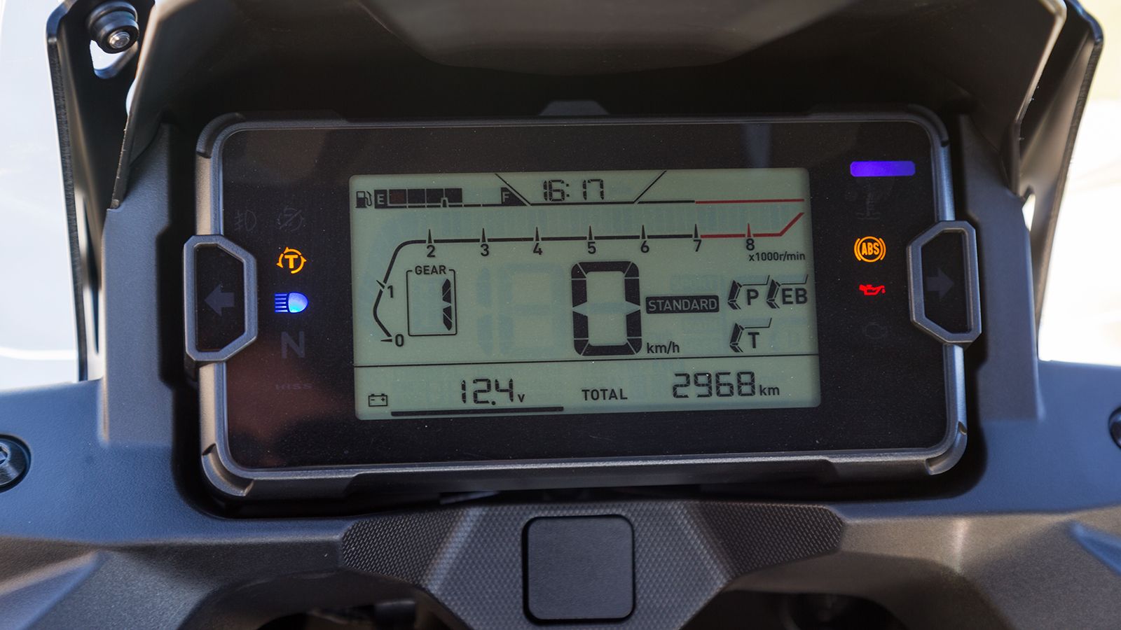 Όργανα:  Η πληροφόρηση του αναβάτη γίνεται χάρη σε μια νέα LCD οθόνη πολλαπλών ενδείξεων με σωστή ευκρίνεια ακόμα και σε κόντρα ήλιο.